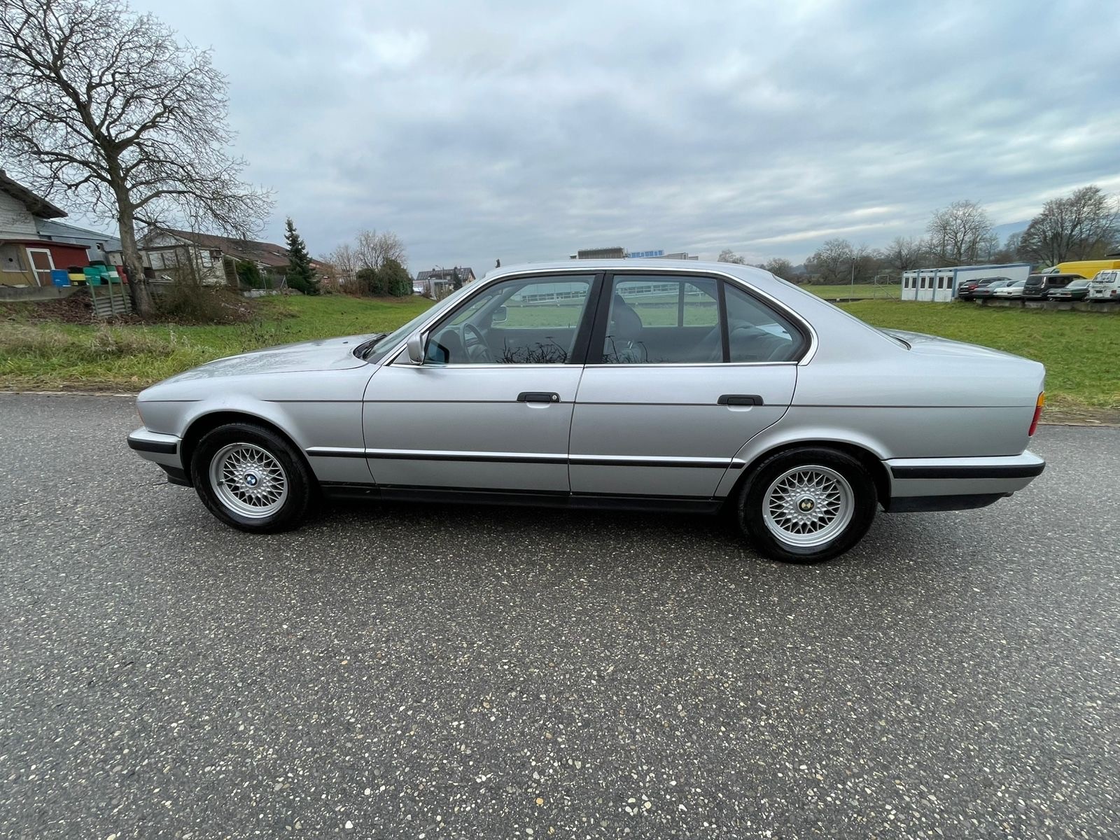 BMW 525i-image-5