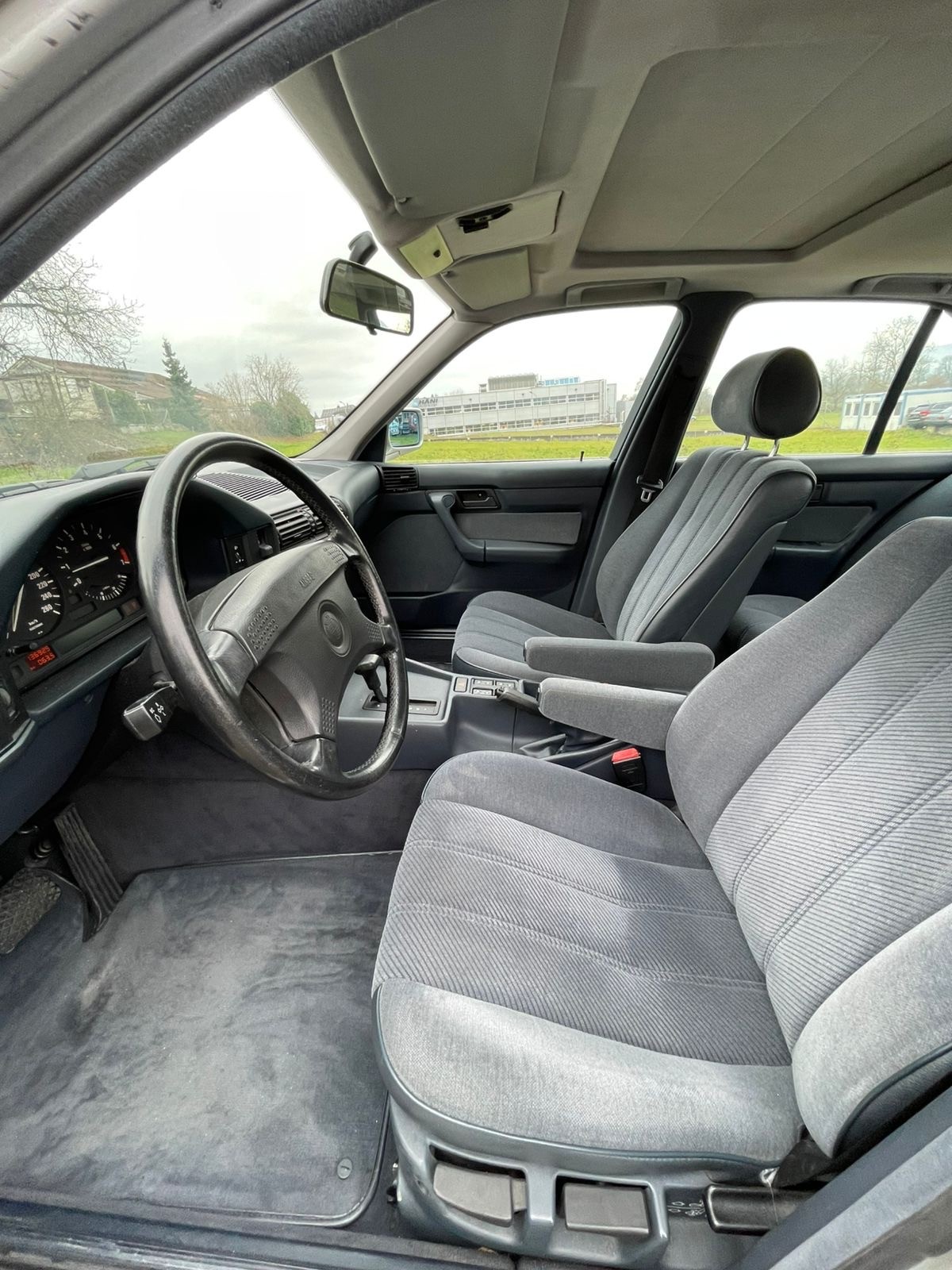 BMW 525i-image-8