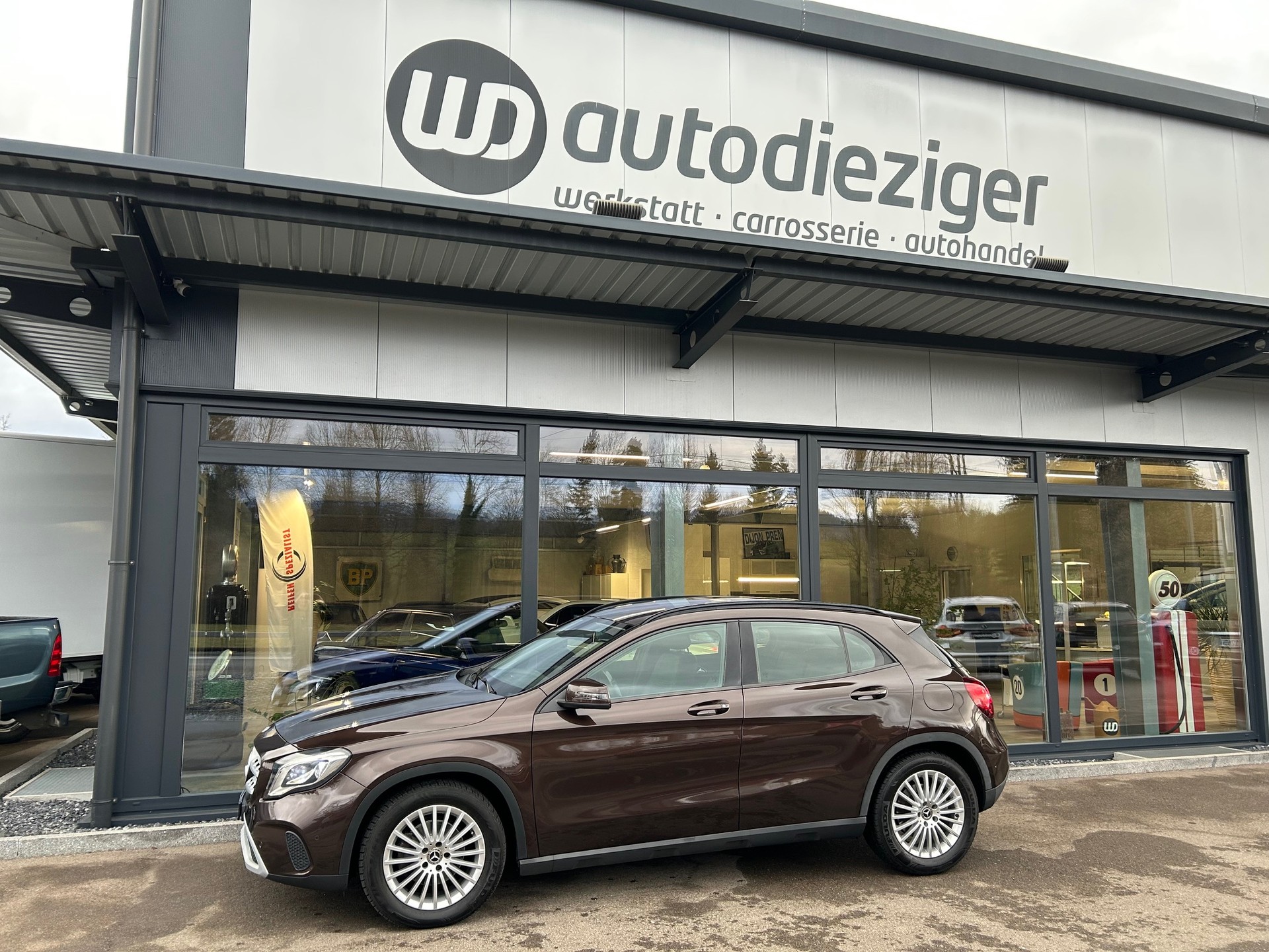 MERCEDES-BENZ GLA 200 d Swiss Star Edition 4Matic 7G-DCT
