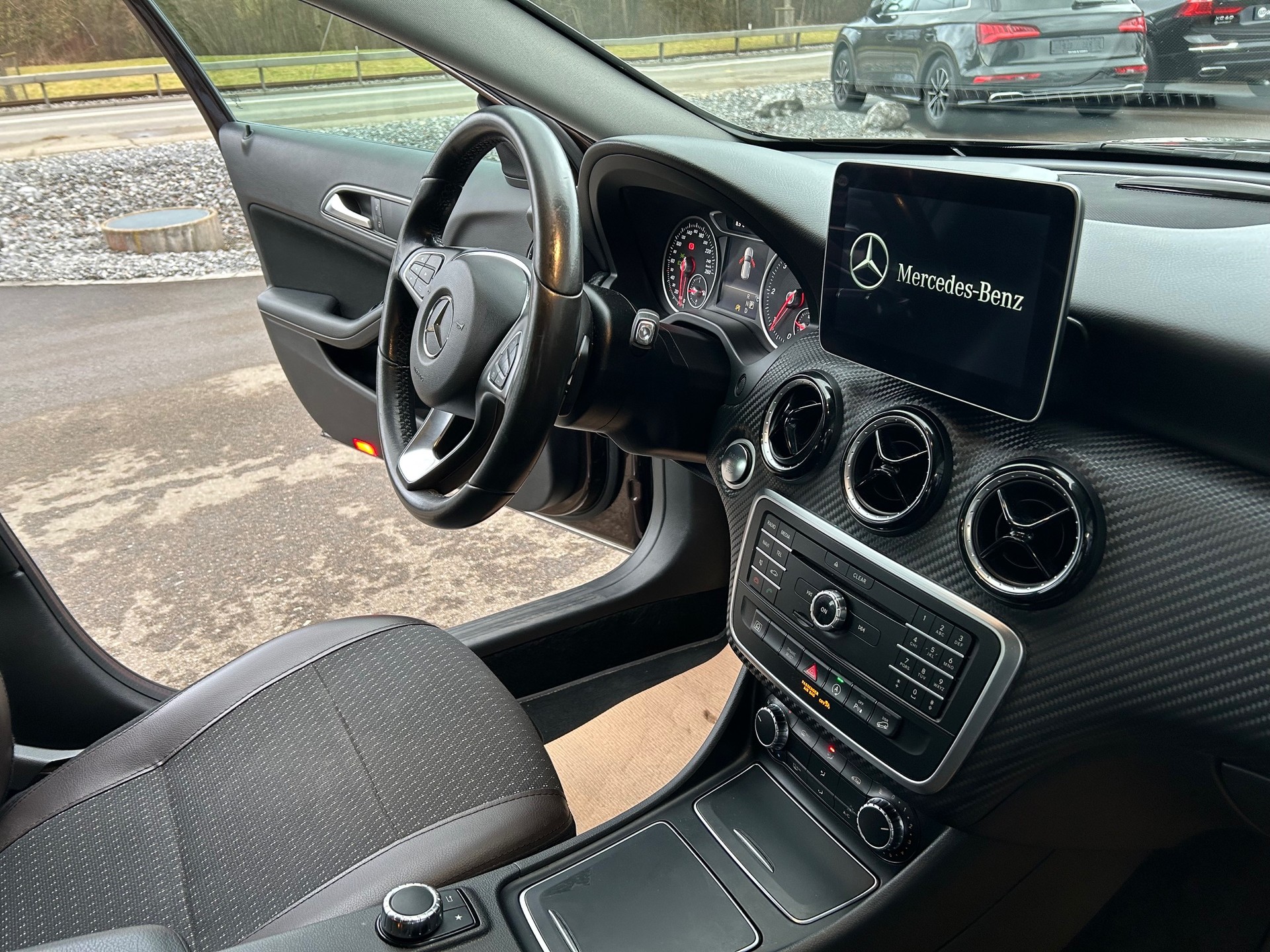 MERCEDES-BENZ GLA 200 d Swiss Star Edition 4Matic 7G-DCT-image-9