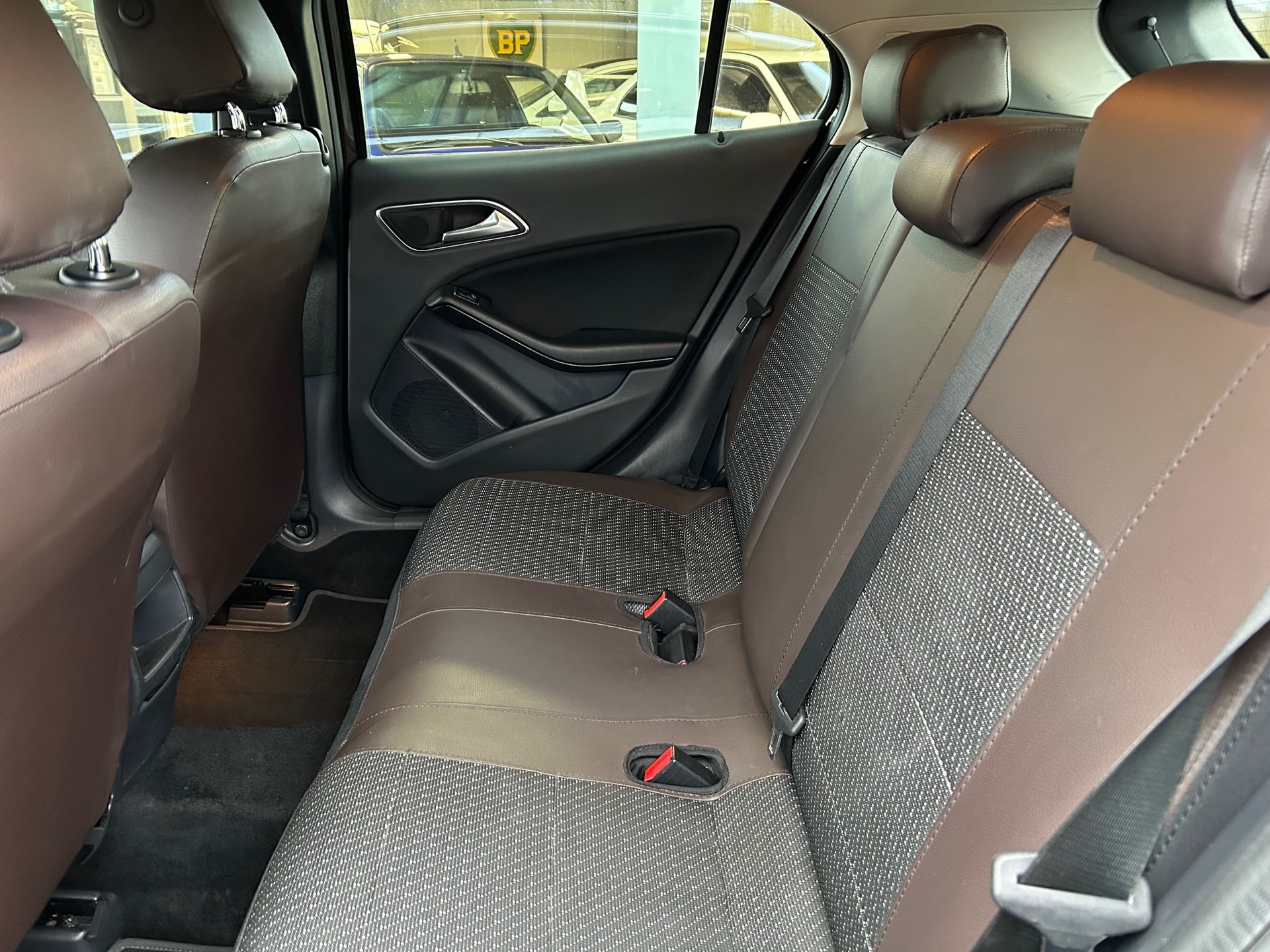 MERCEDES-BENZ GLA 200 d Swiss Star Edition 4Matic 7G-DCT-image-8