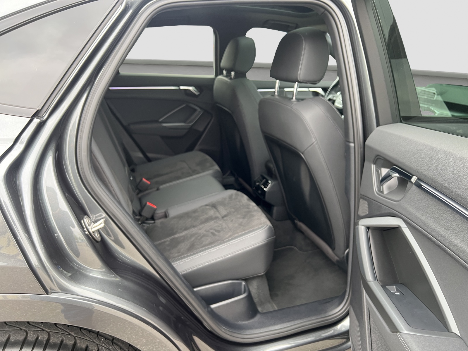 AUDI Q3 Sportback 2.0 35 TDI S line quattro S-Tronic-image-13