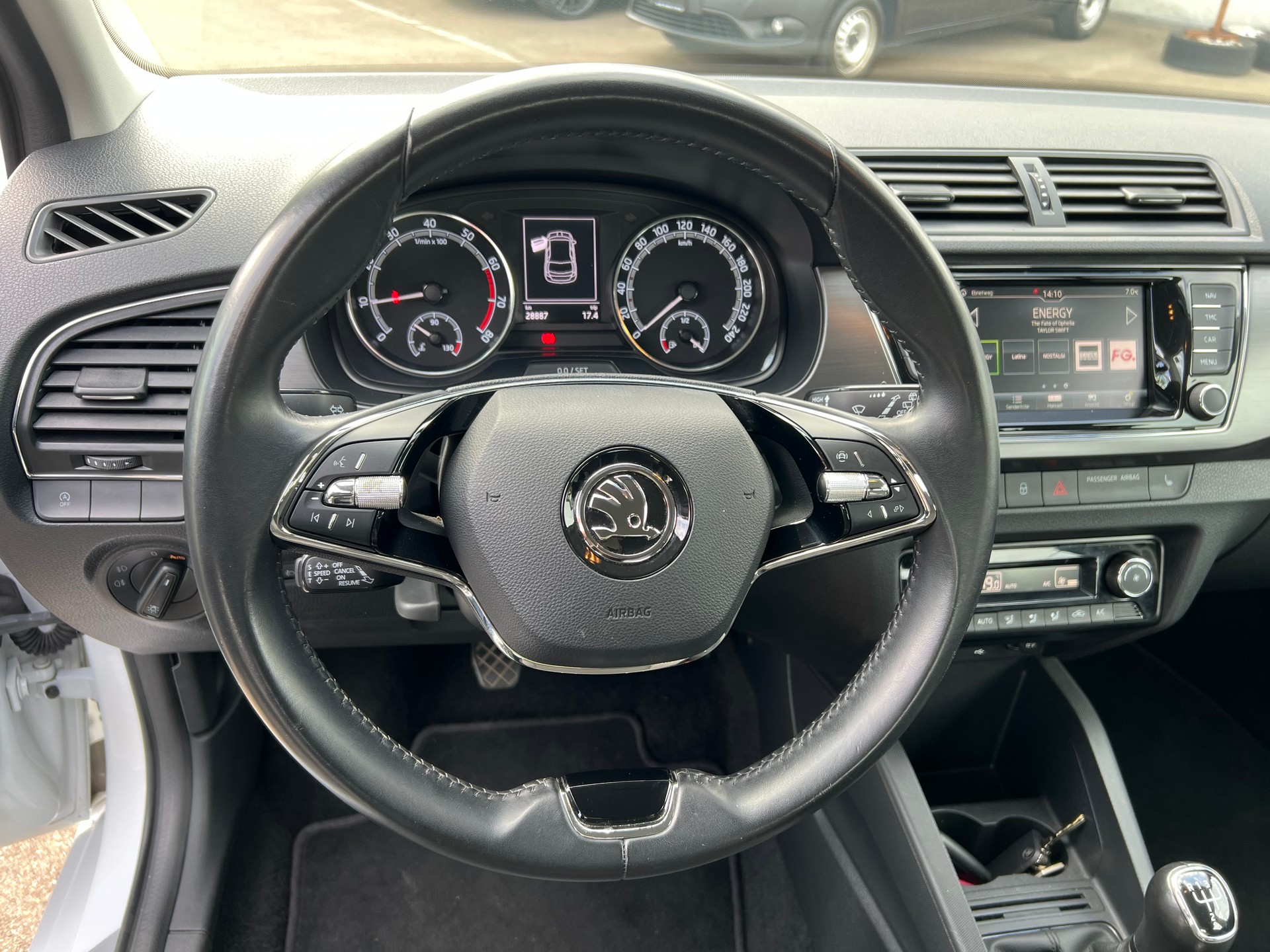 SKODA Fabia 1.0 TSI Drive-image-12