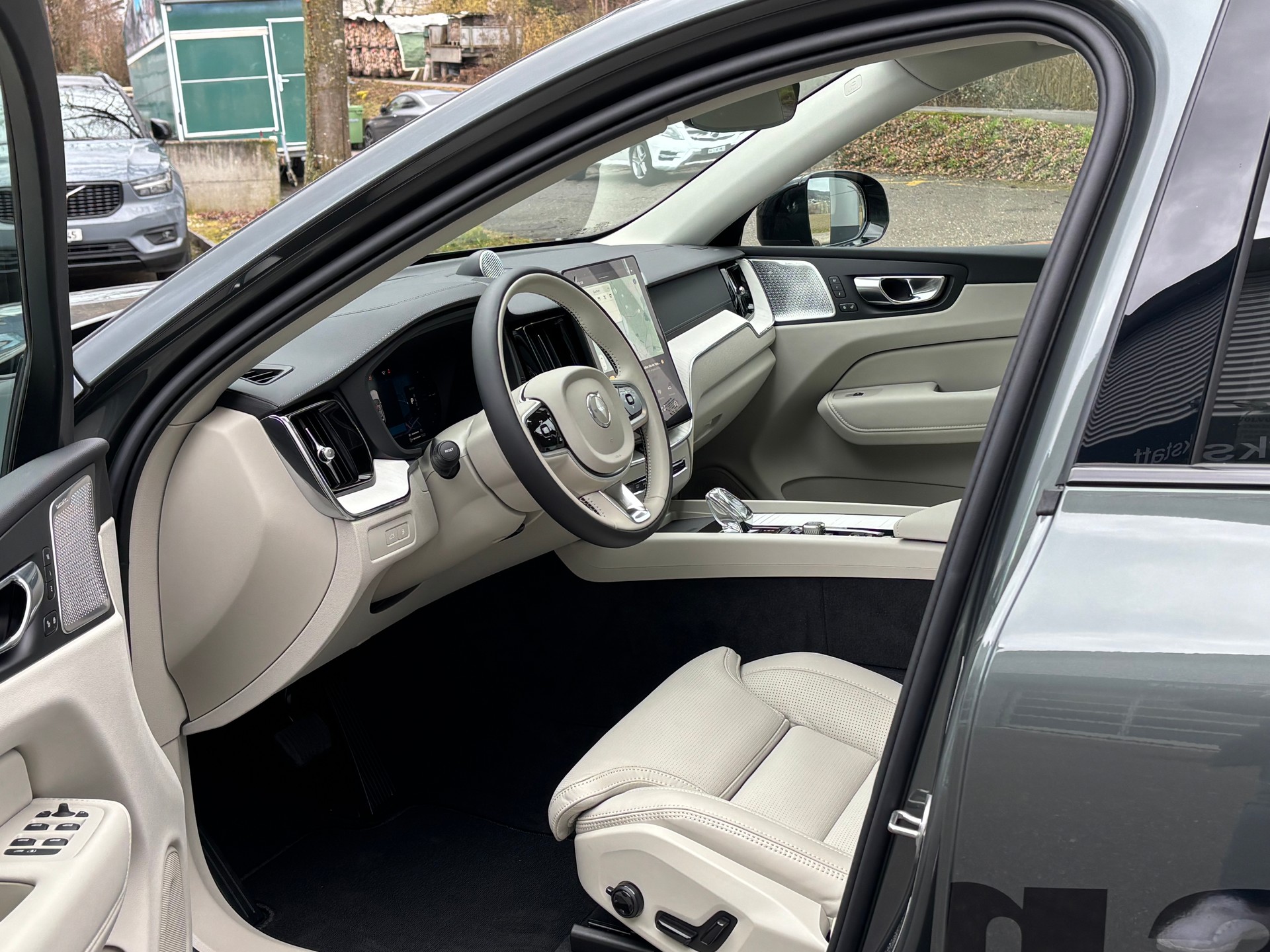 VOLVO XC60 2.0 T8 TE Ultra Dark eAWD-showroom-element-2