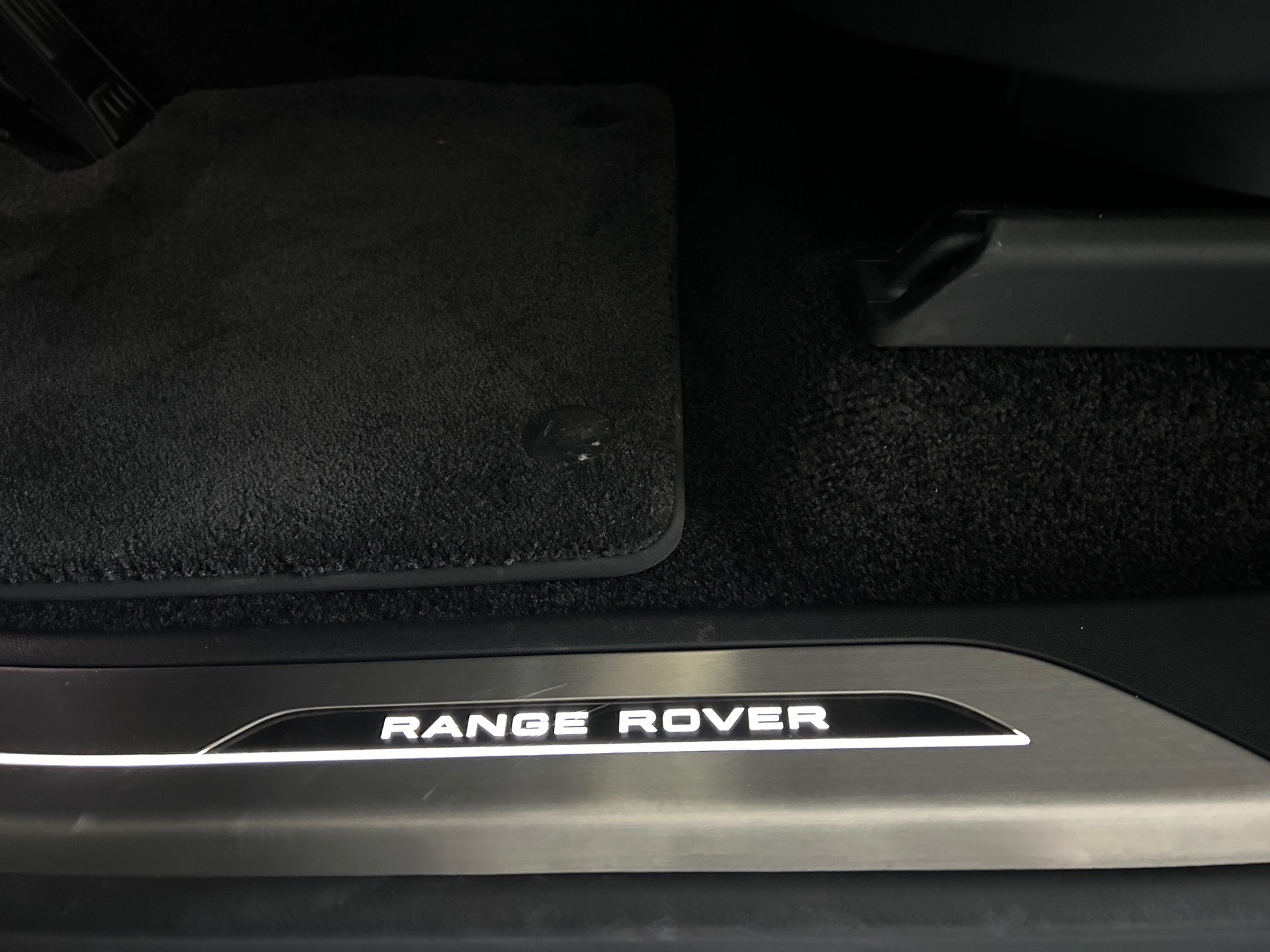 LAND ROVER Range Rover P510e Si6 PHEV HSE Automatic Schiebedach-erweitertes Lederpaket-AHK-4 Zonen Klima-Sitzheizung und Kühlung-image-16