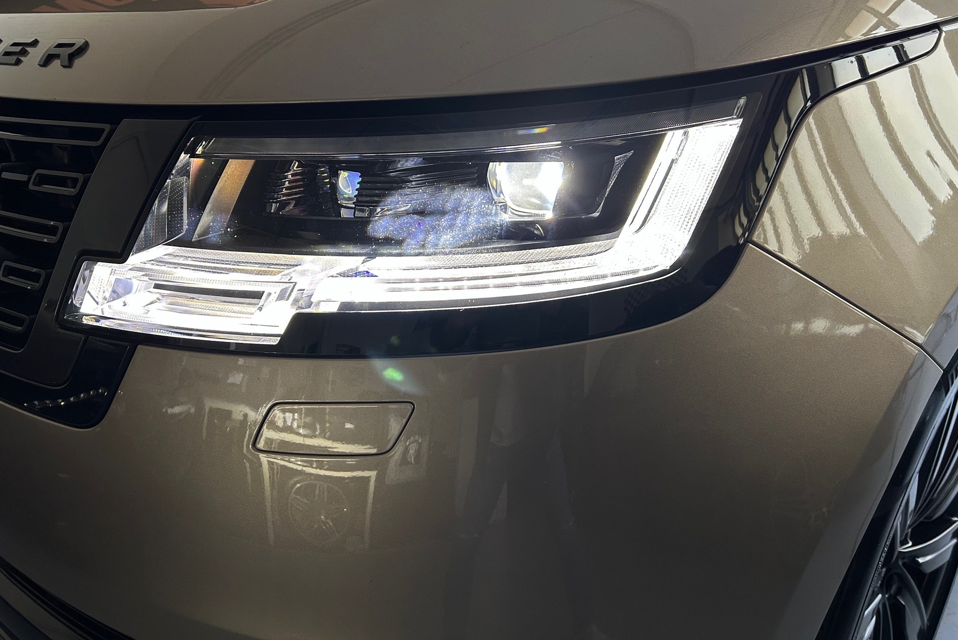 LAND ROVER Range Rover P510e Si6 PHEV HSE Automatic Schiebedach-erweitertes Lederpaket-AHK-4 Zonen Klima-Sitzheizung und Kühlung-image-26