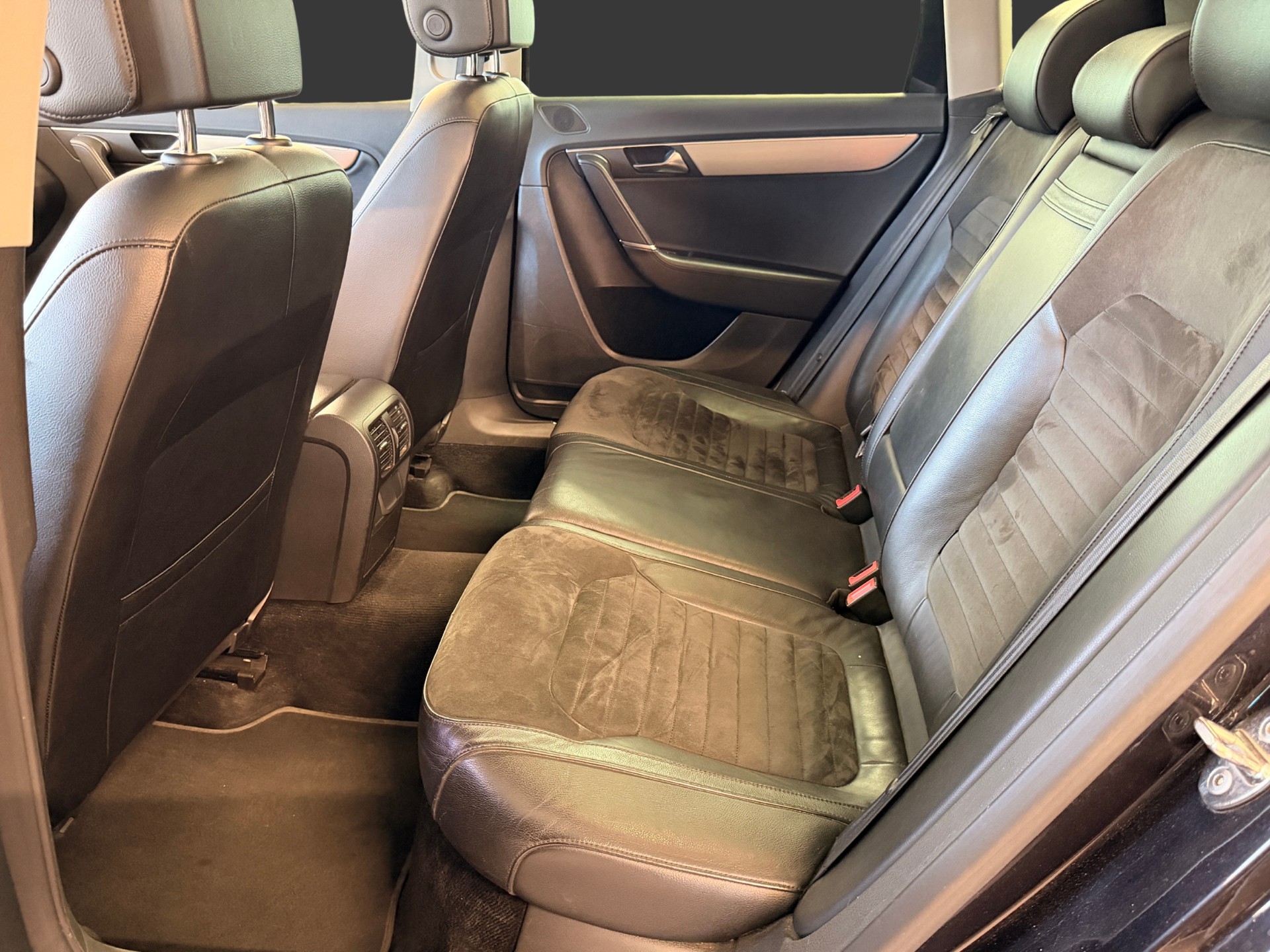 VW Passat Variant 2.0 TDI BMT Highline 4MDSG-image-24