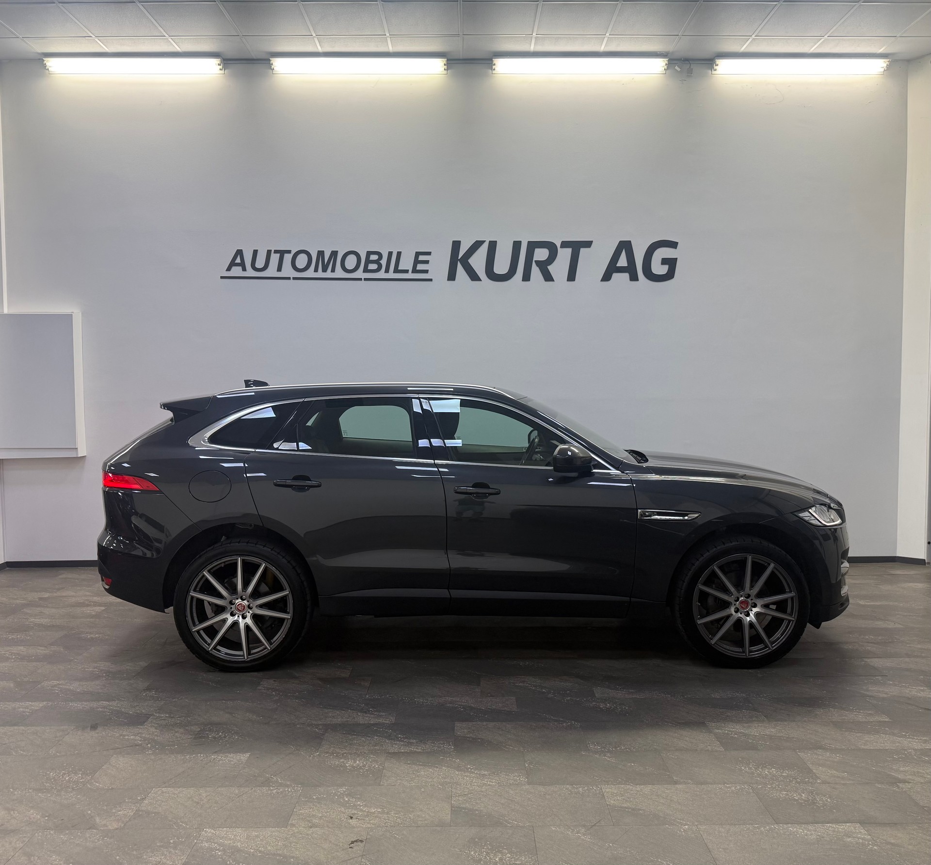 JAGUAR F-Pace 3.0 V6 Pure AWD Automatik-image-9