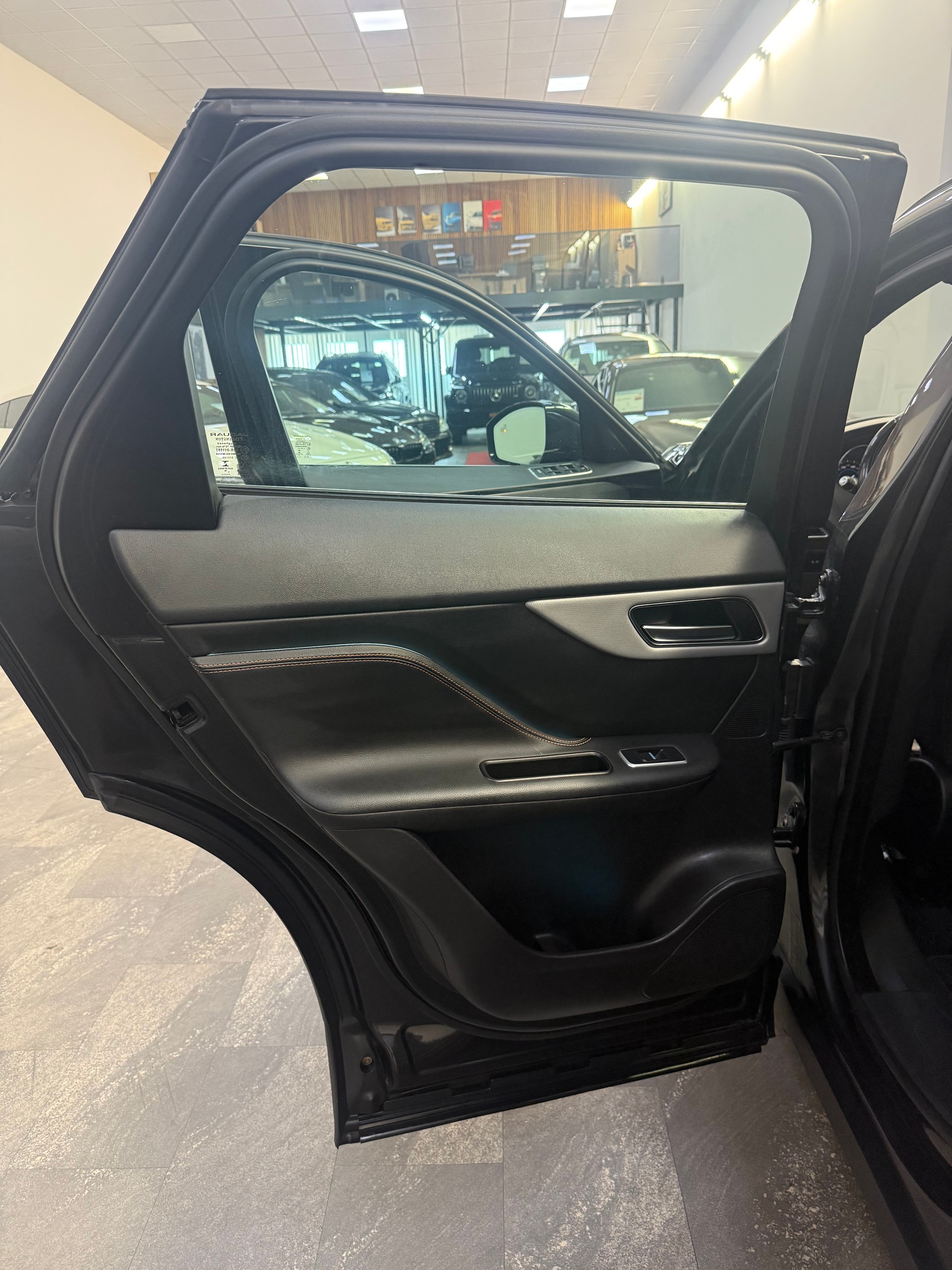 JAGUAR F-Pace 3.0 V6 Pure AWD Automatik-image-22