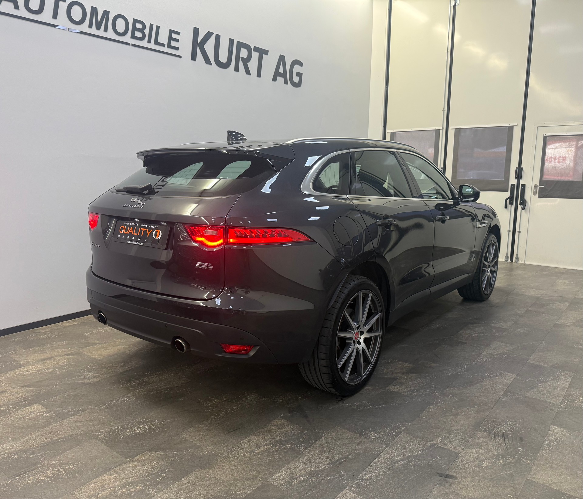 JAGUAR F-Pace 3.0 V6 Pure AWD Automatik-image-6