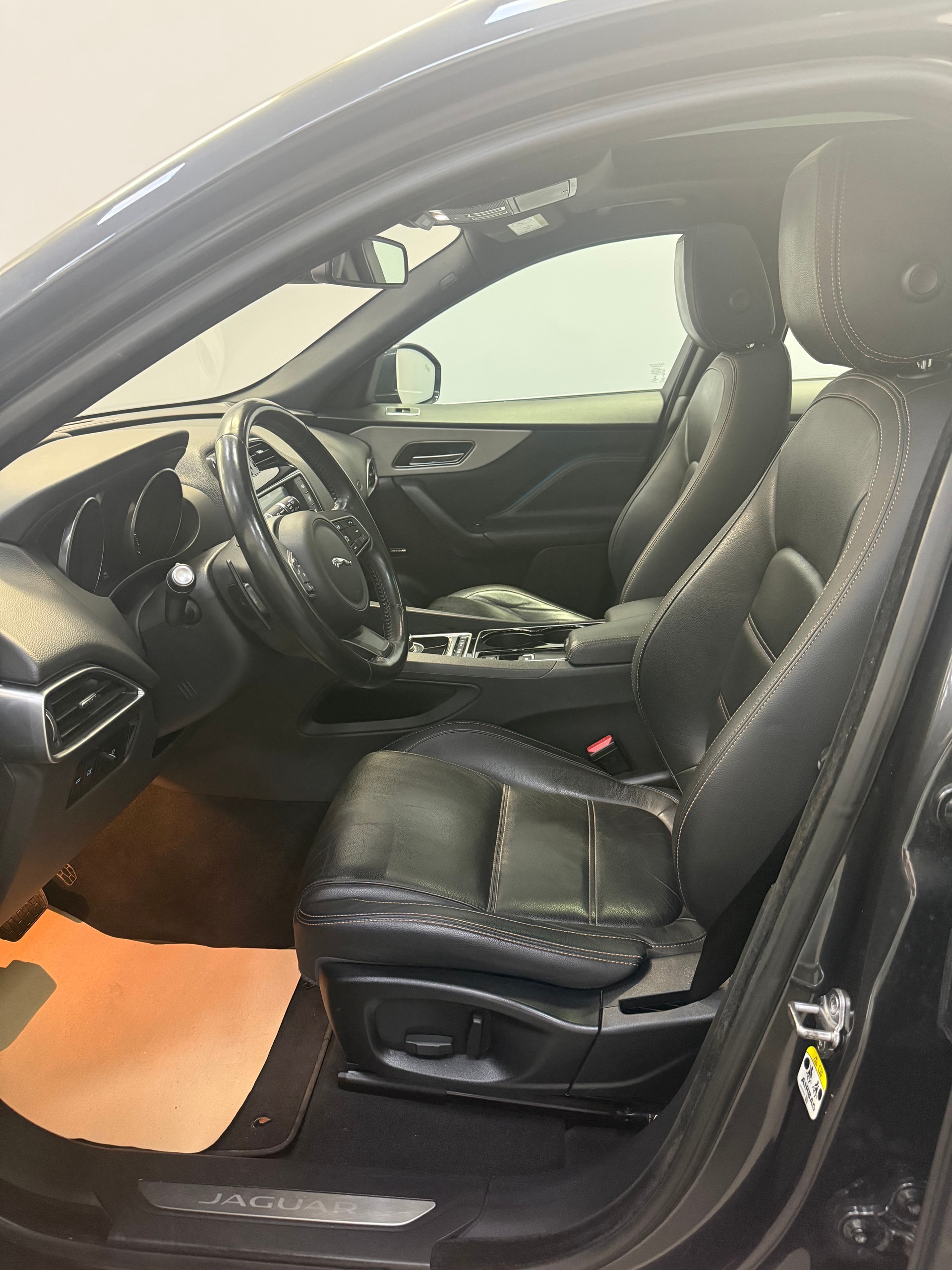 JAGUAR F-Pace 3.0 V6 Pure AWD Automatik-image-12