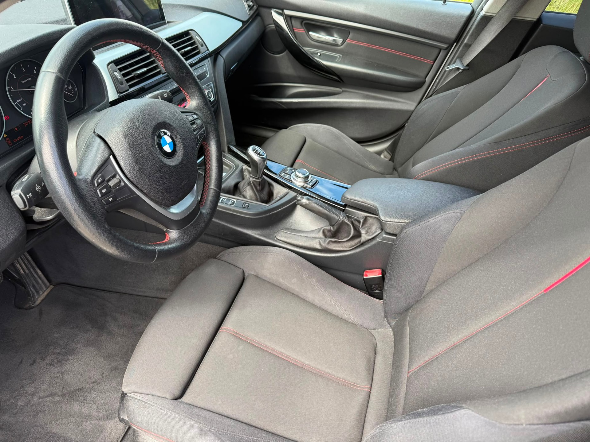 BMW 318d Touring-image-8