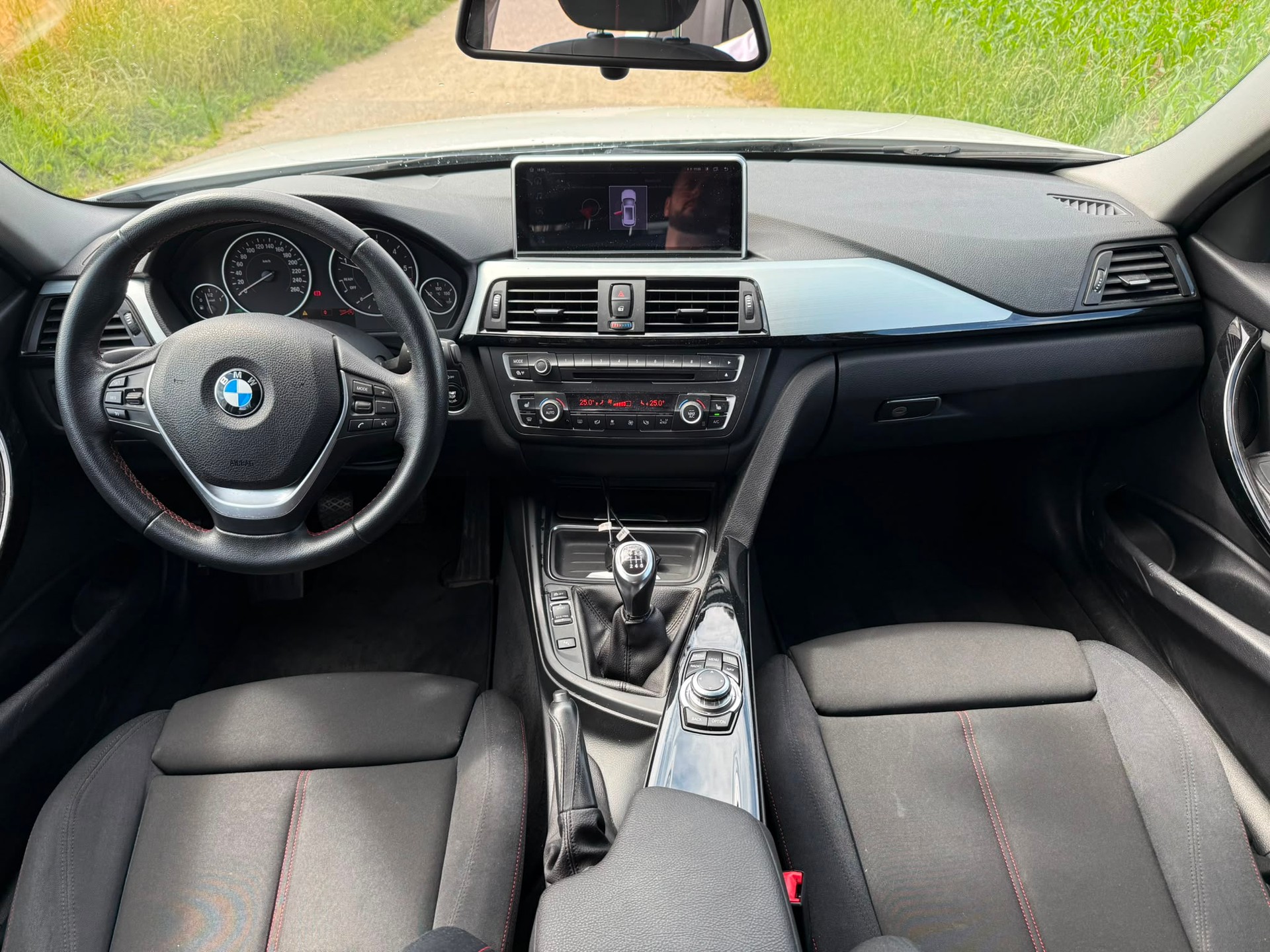 BMW 318d Touring-image-9