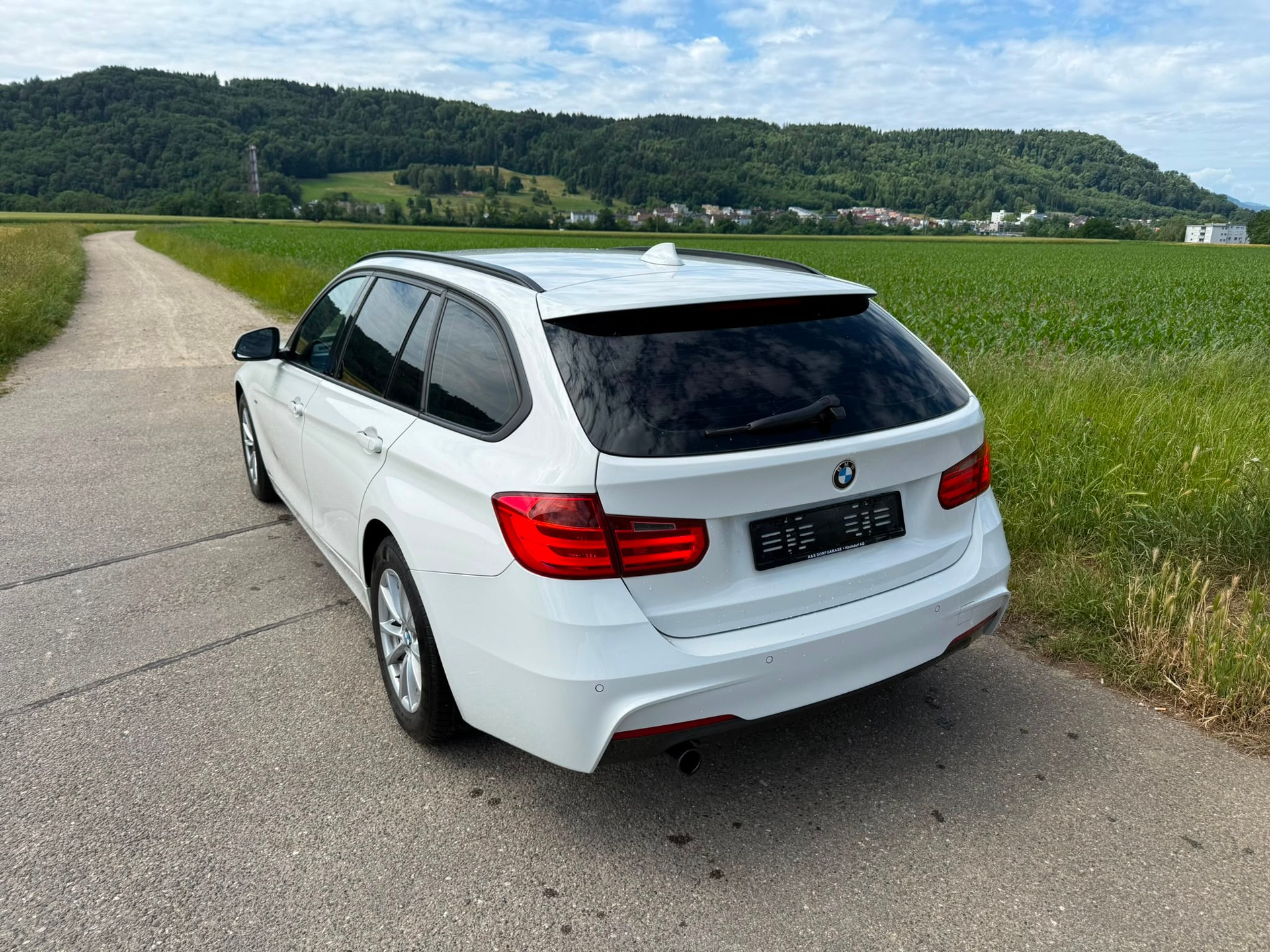 BMW 318d Touring-image-2