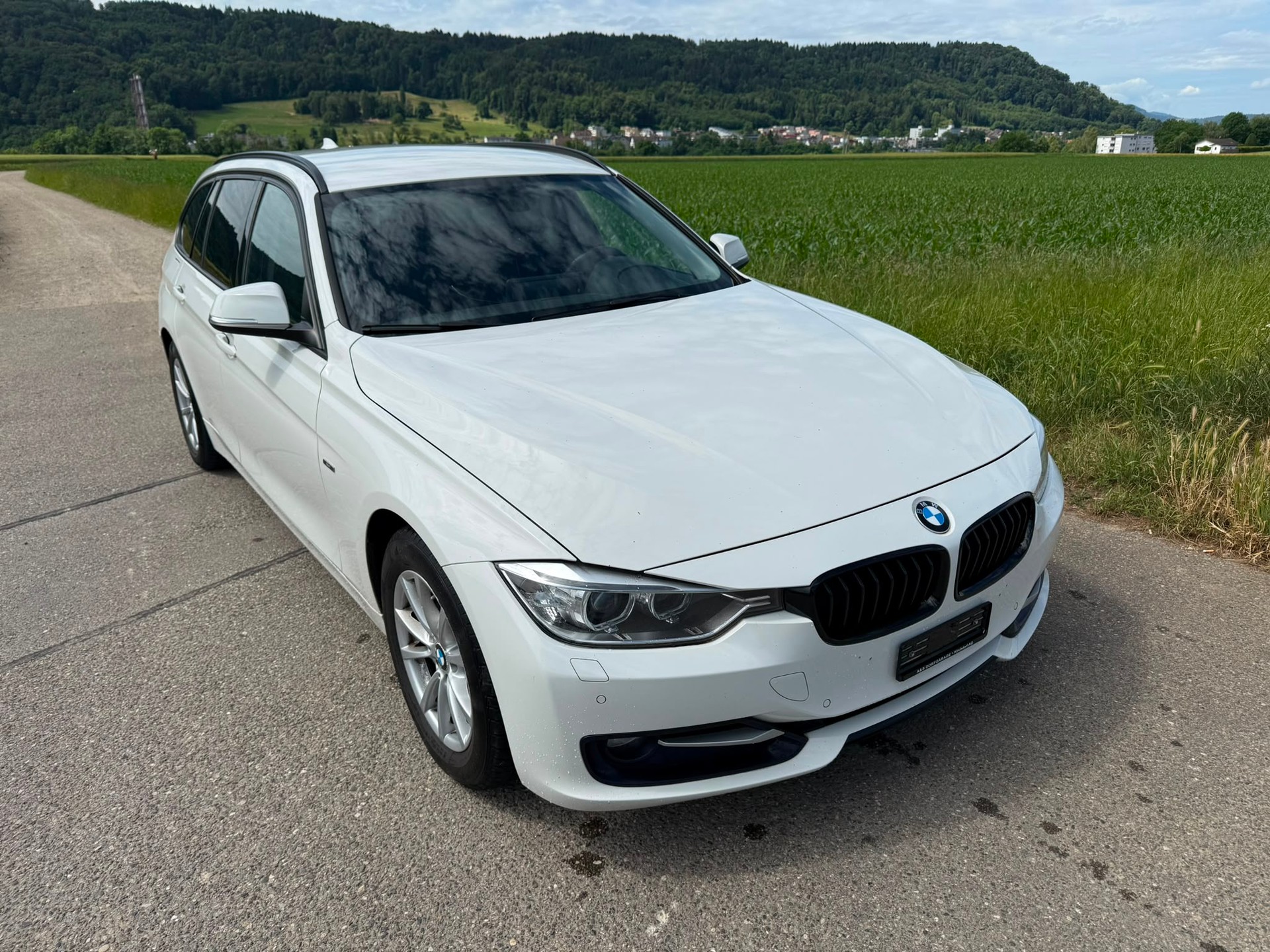 BMW 318d Touring-image-6