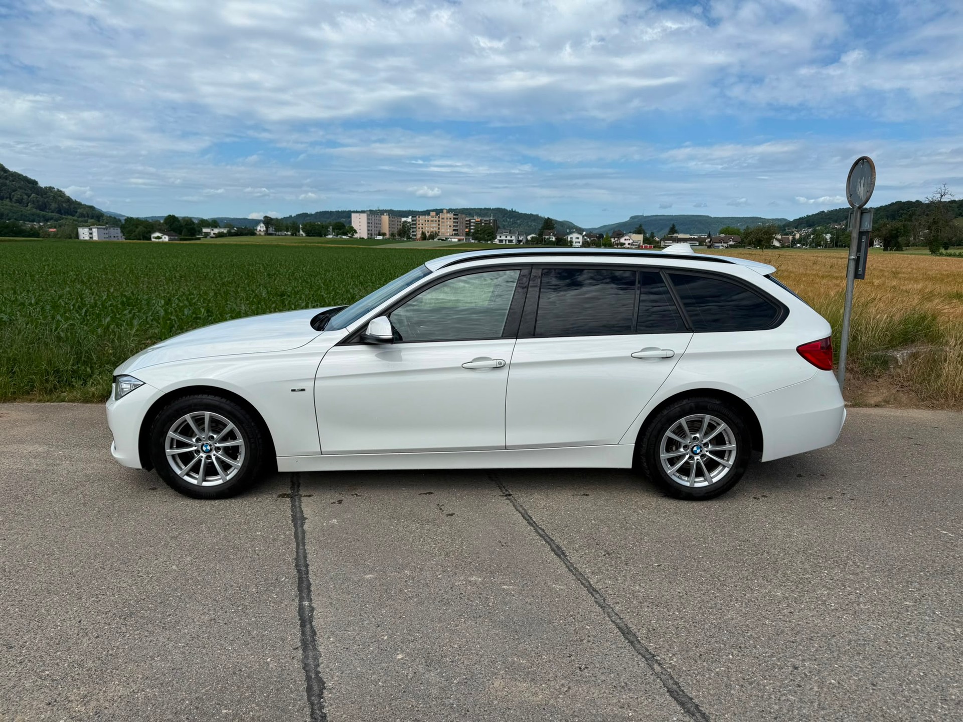 BMW 318d Touring-image-1
