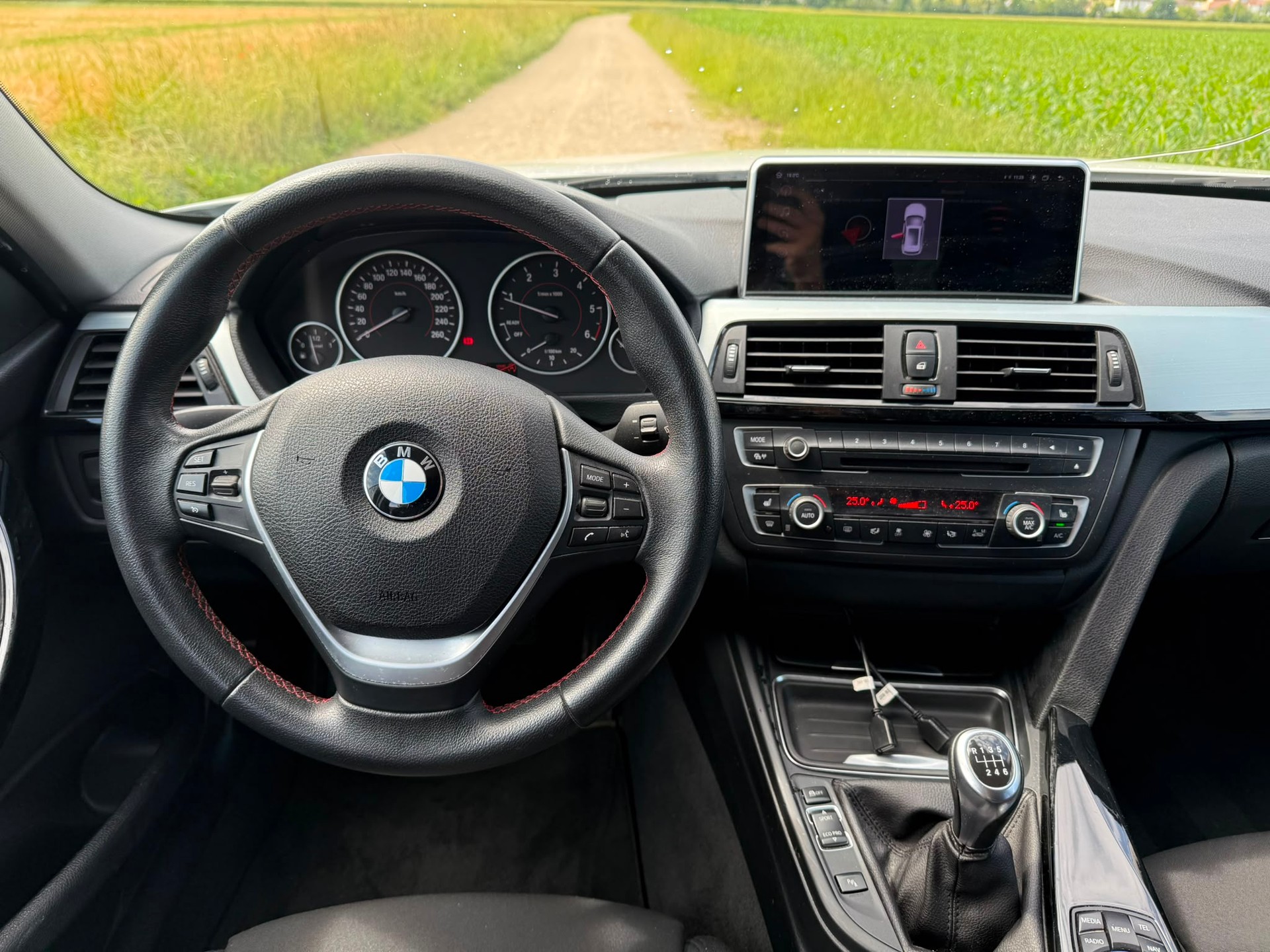 BMW 318d Touring-image-10