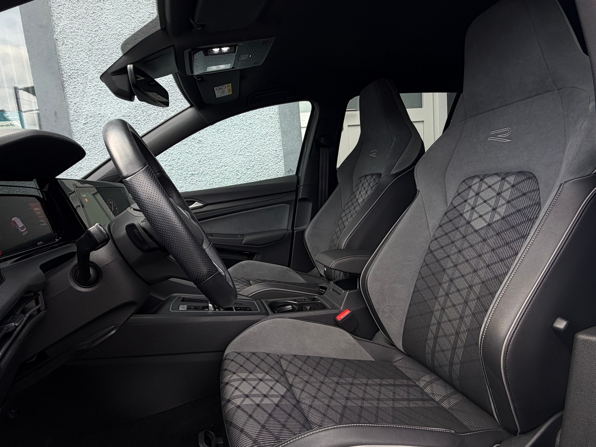 VW Golf 1.5 eTSI mHEV ACT R-Line DSG-image-11
