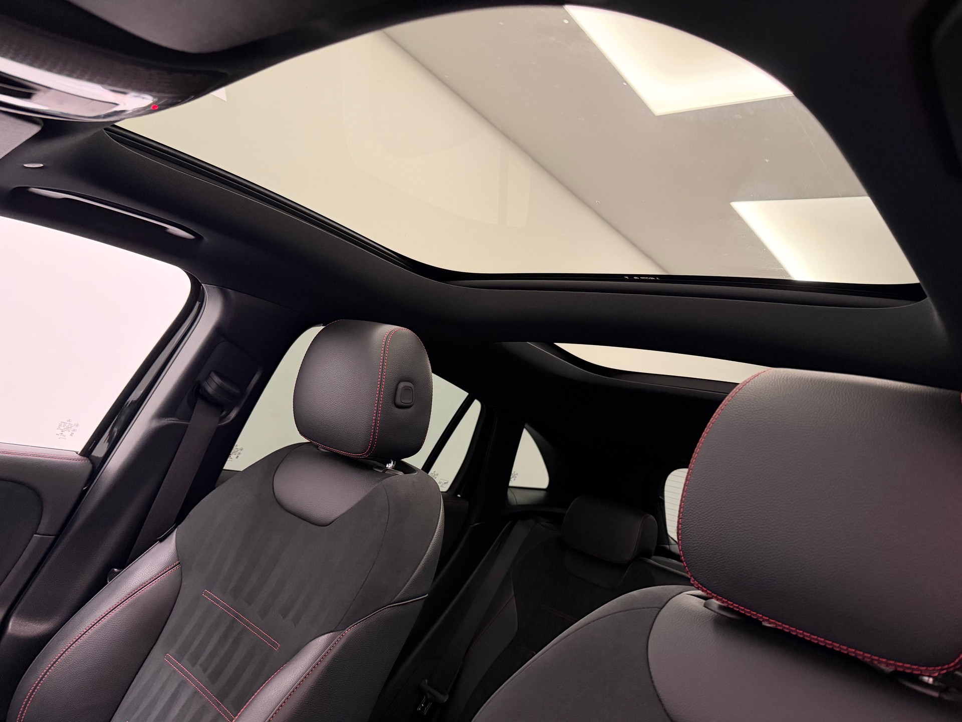 MERCEDES-BENZ GLA 250 AMG Line 4matic-image-14