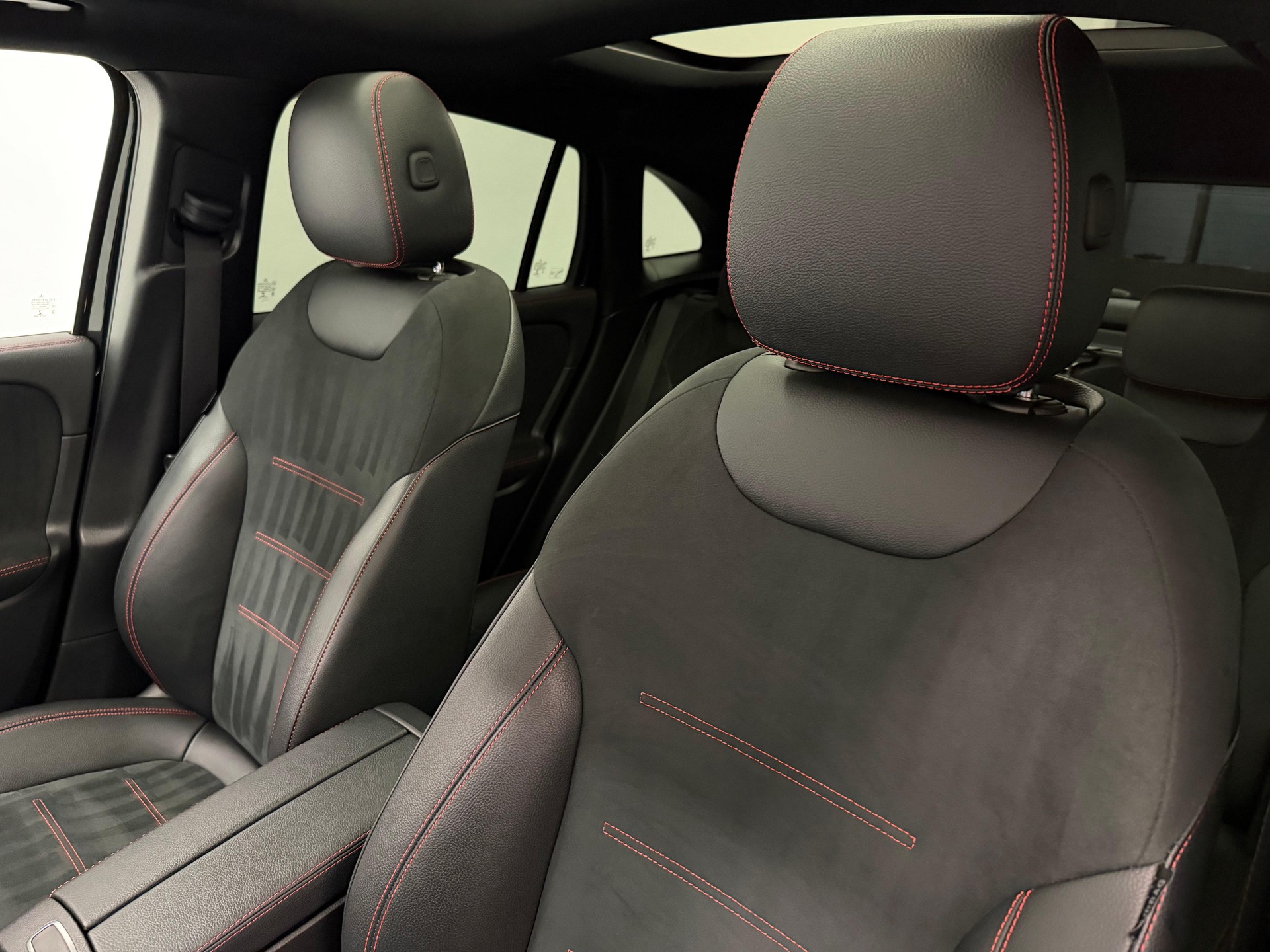 MERCEDES-BENZ GLA 250 AMG Line 4matic-image-13