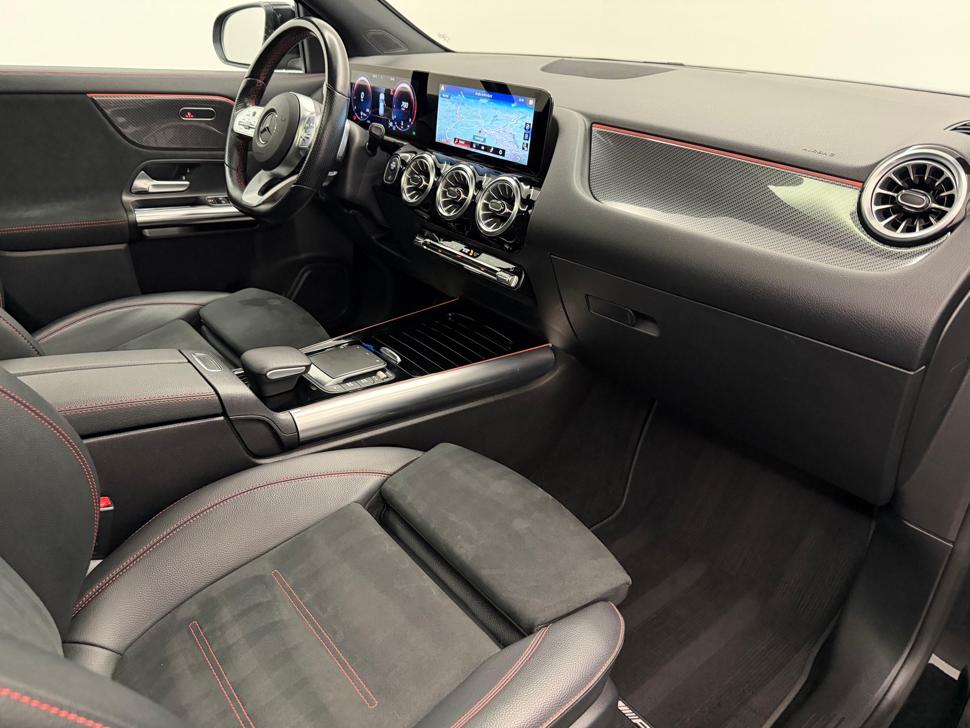 MERCEDES-BENZ GLA 250 AMG Line 4matic-image-10
