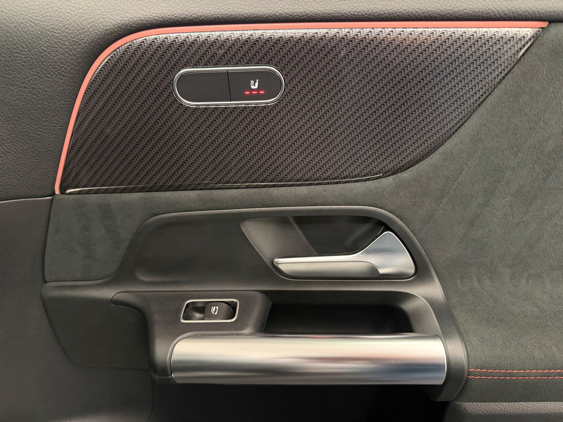 MERCEDES-BENZ GLA 250 AMG Line 4matic-image-16