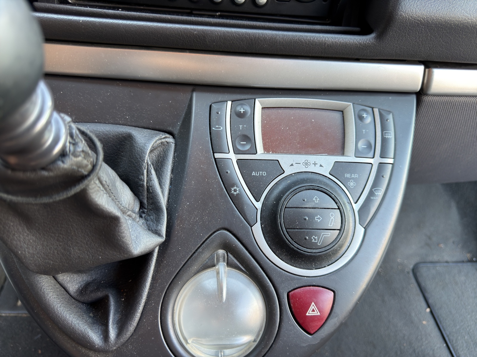 PEUGEOT 807 2.2 16V HDi SV-image-15