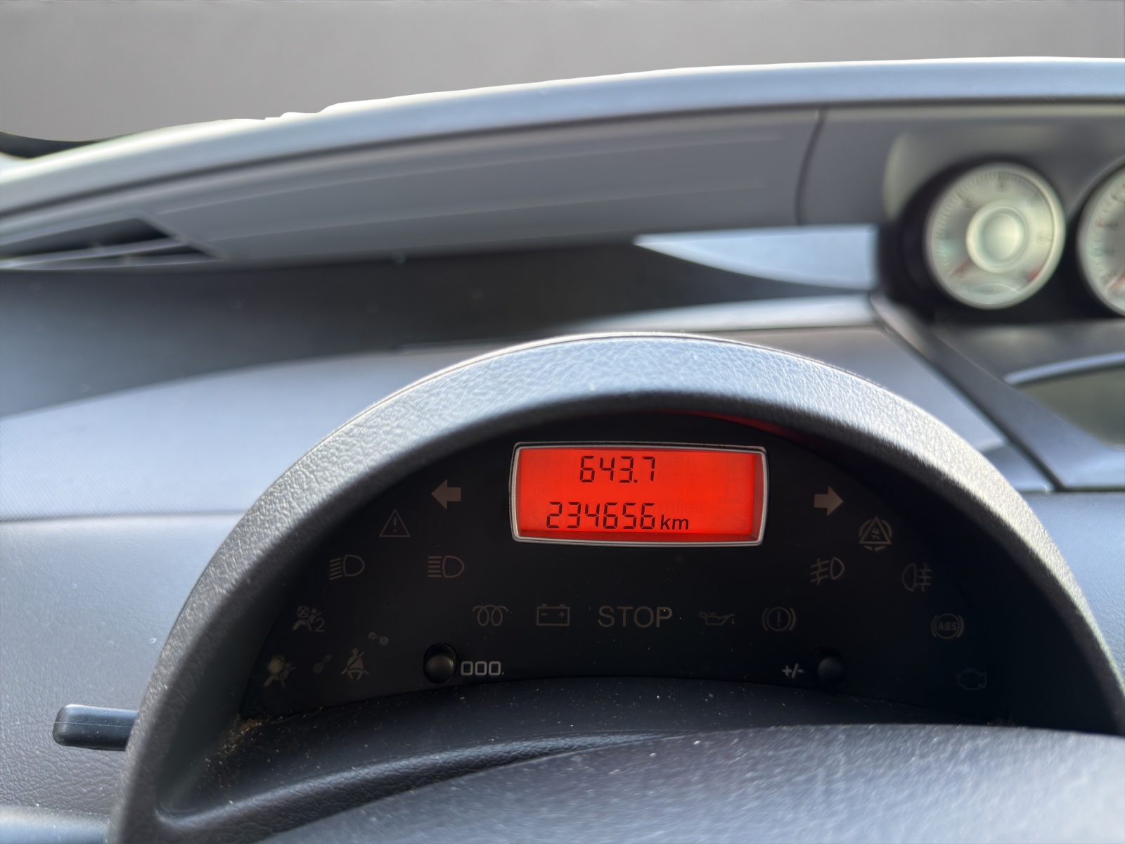 PEUGEOT 807 2.2 16V HDi SV-image-10