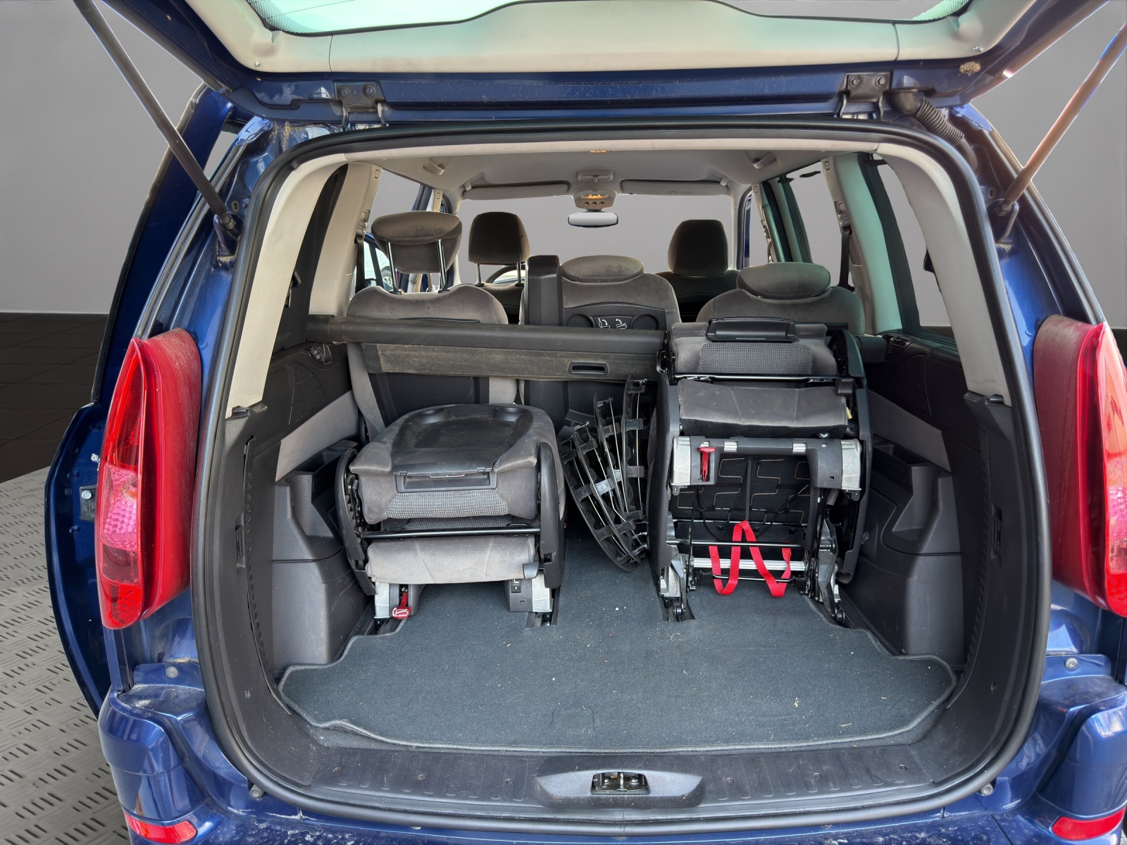 PEUGEOT 807 2.2 16V HDi SV-image-18