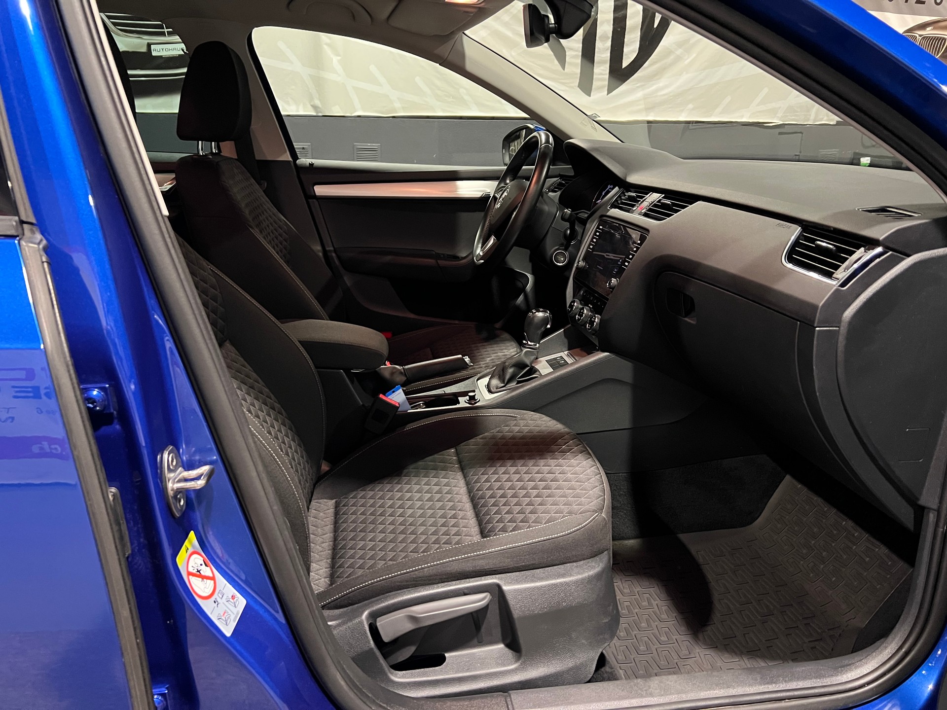 SKODA Octavia Combi 1.8 TSI Swiss Line 25 4x4 DSG-image-12