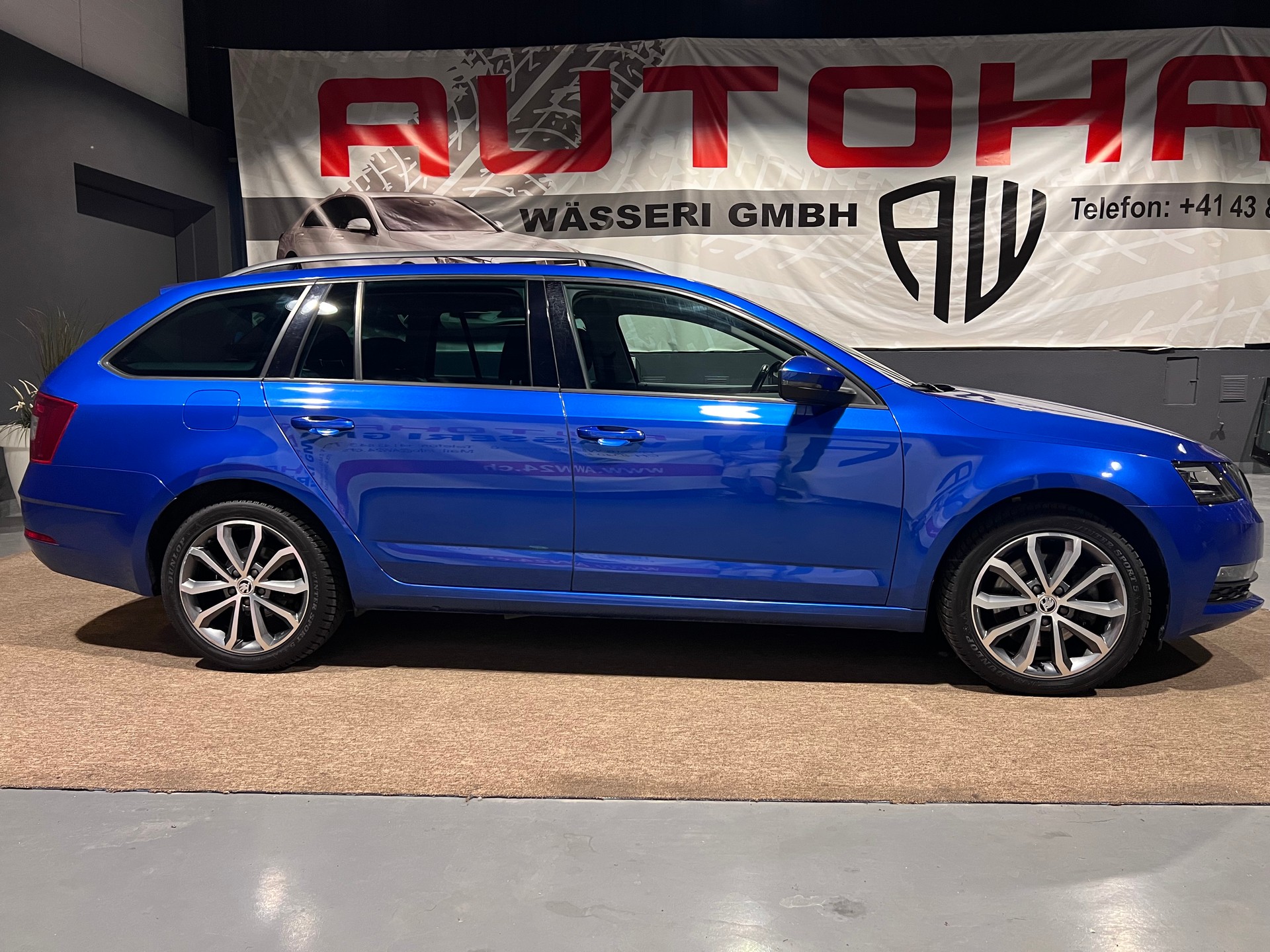 SKODA Octavia Combi 1.8 TSI Swiss Line 25 4x4 DSG-showroom-element-1