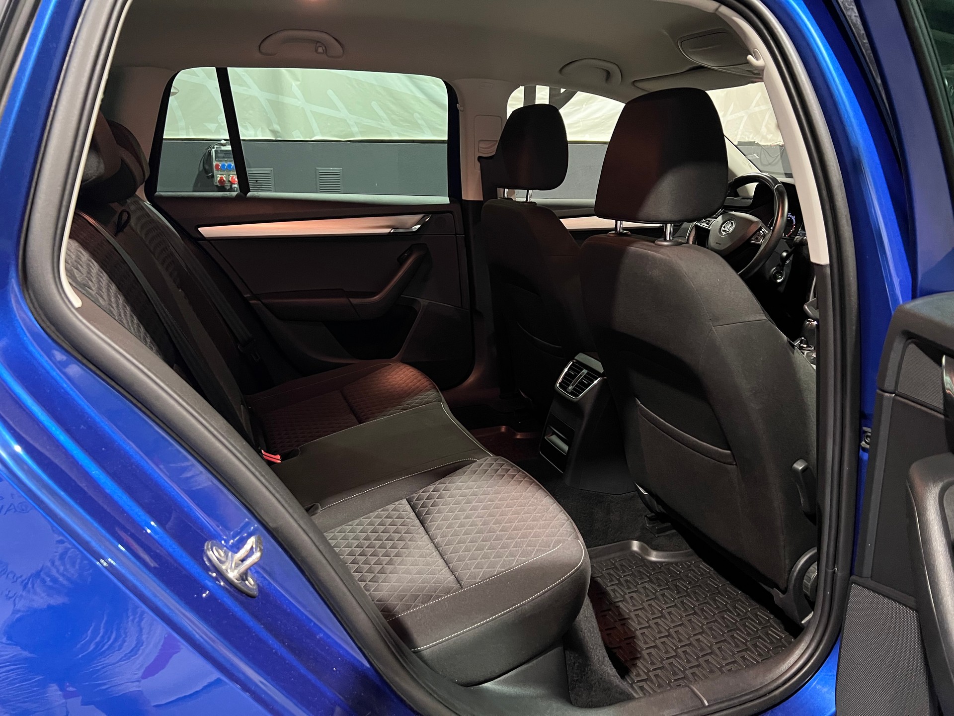 SKODA Octavia Combi 1.8 TSI Swiss Line 25 4x4 DSG-image-14