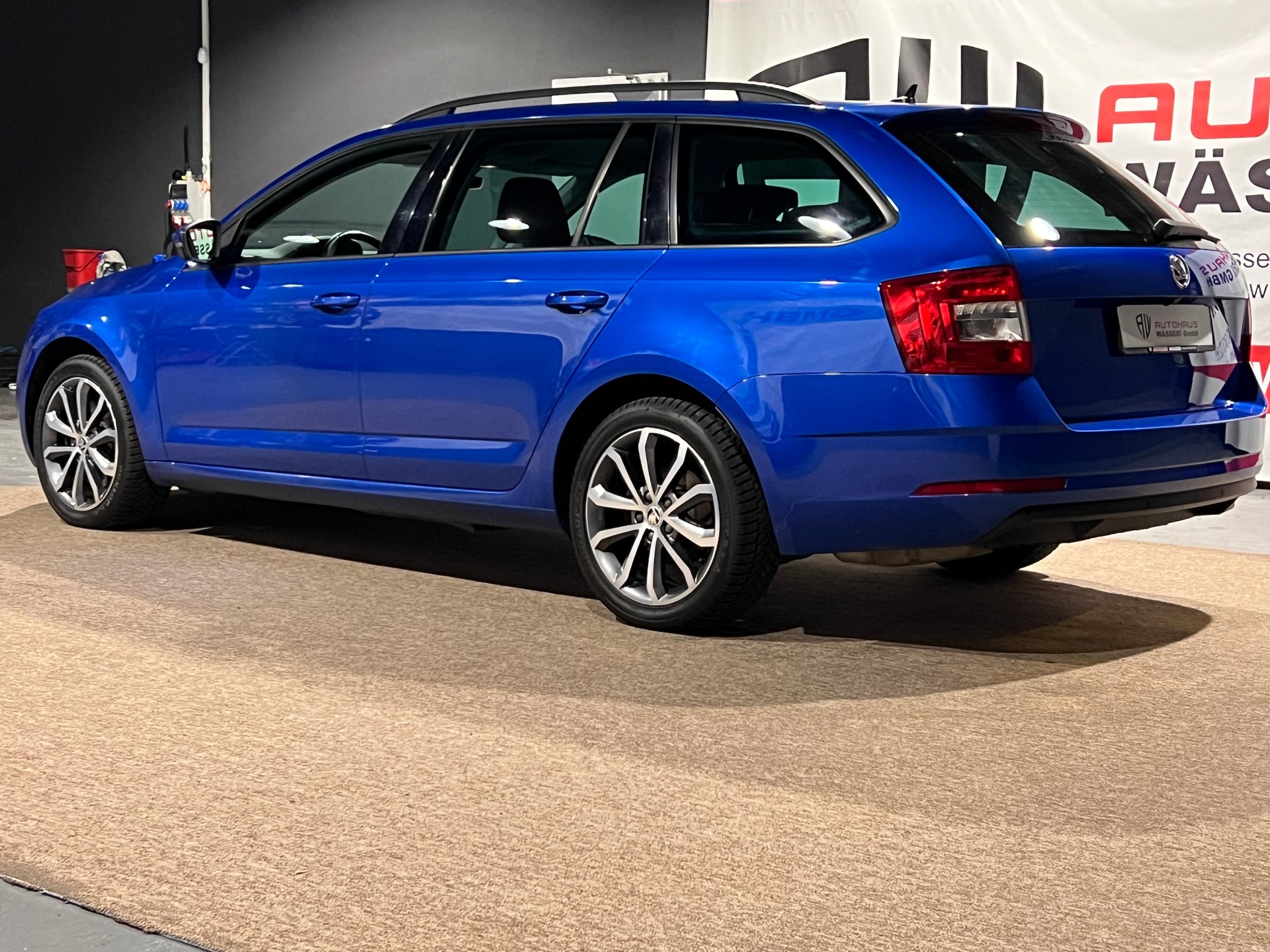 SKODA Octavia Combi 1.8 TSI Swiss Line 25 4x4 DSG-image-5