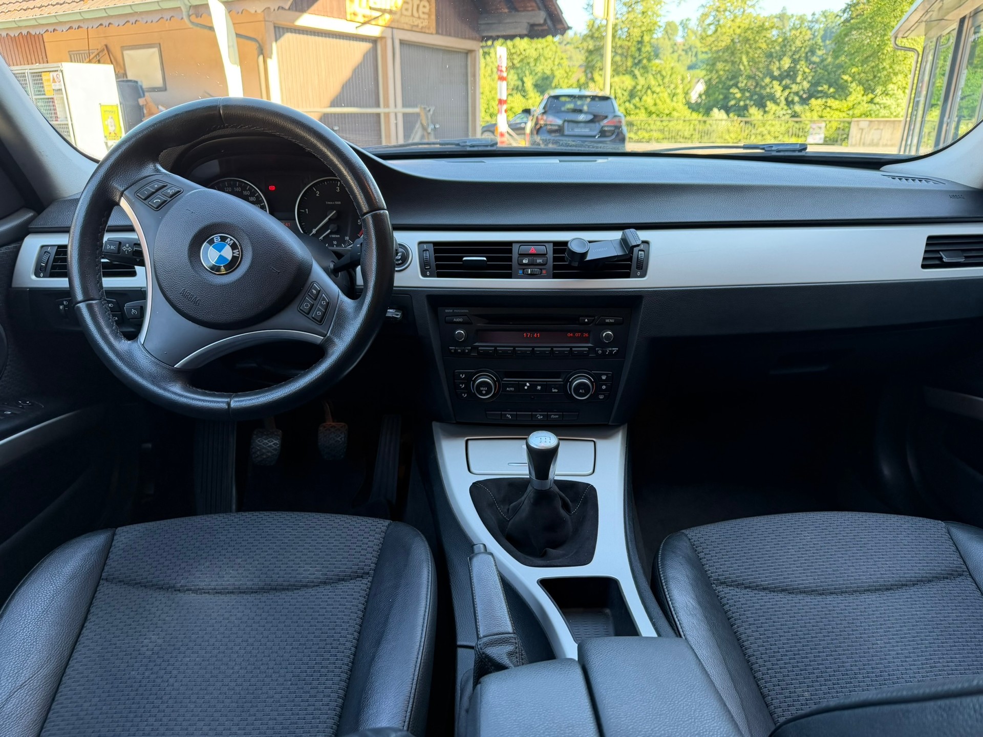 BMW 320-image-6