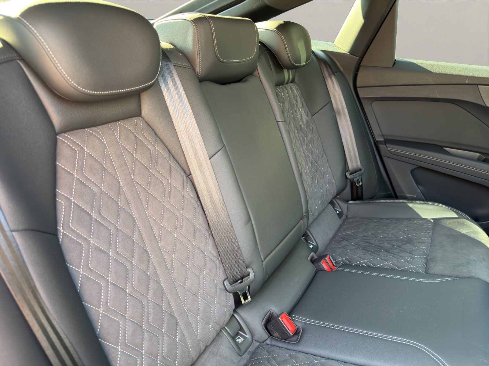 AUDI Q4 e-tron Sportback 50 quattro-image-12