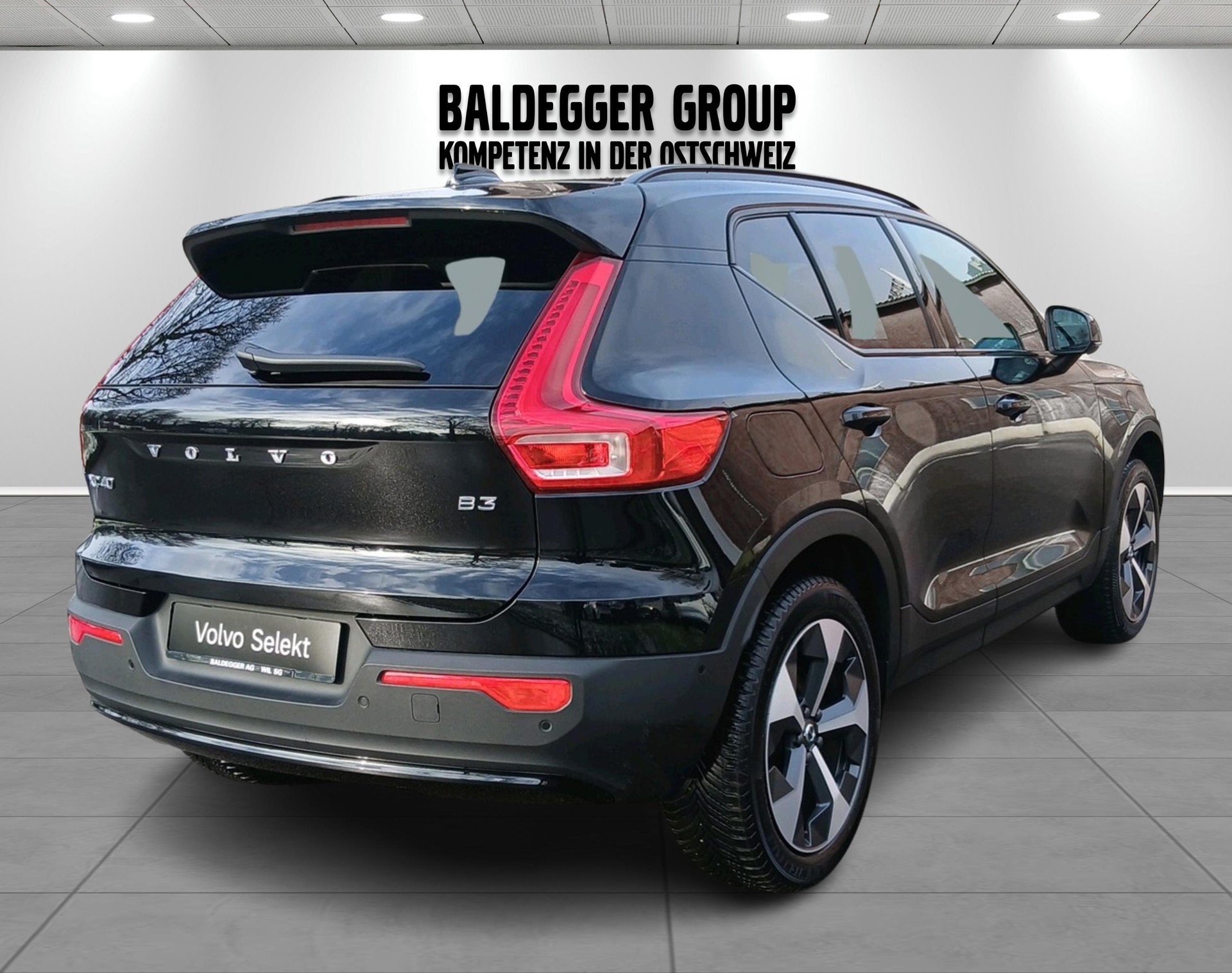 VOLVO XC40 2.0 B3 MH Plus Dark-showroom-element-1