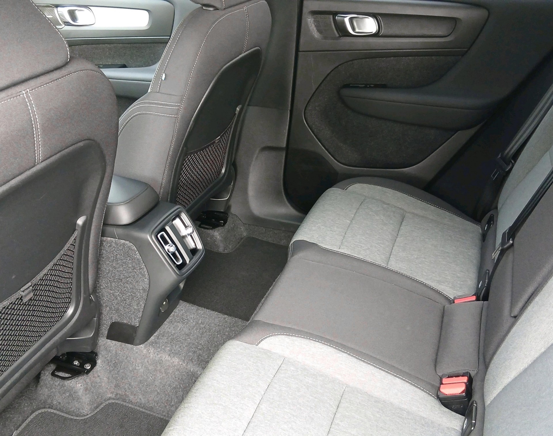 VOLVO XC40 2.0 B3 MH Plus Dark-showroom-element-3
