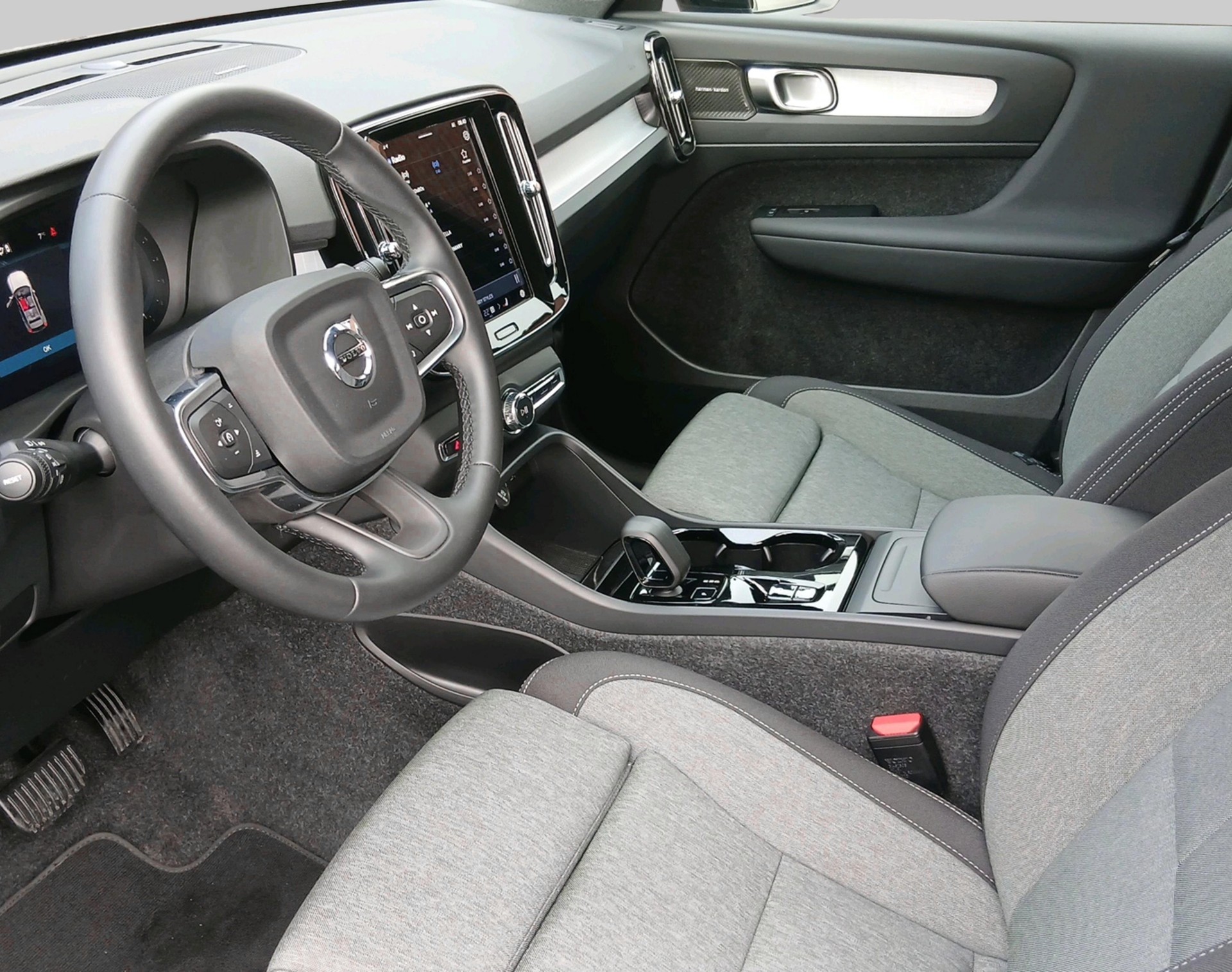 VOLVO XC40 2.0 B3 MH Plus Dark-showroom-element-2