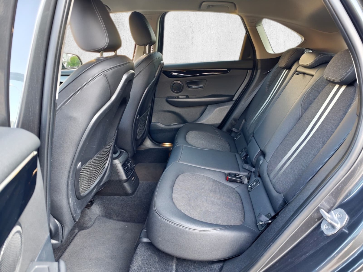 BMW 218d xDrive Active Tourer Steptronic Sport Line-image-9