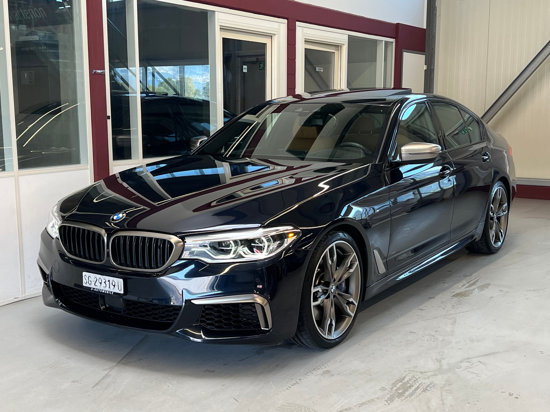BMW M550i xDrive Steptronic-image-2