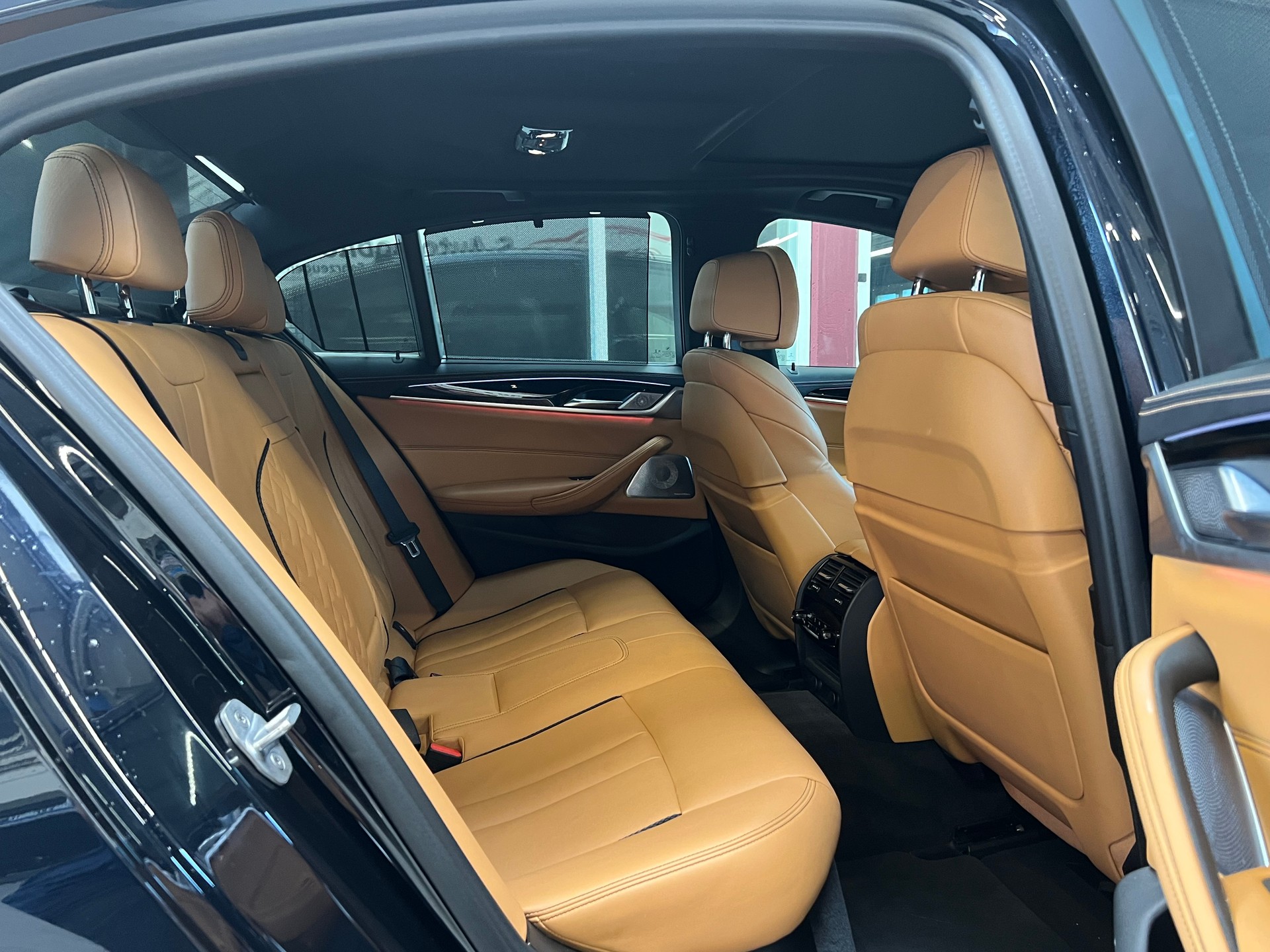 BMW M550i xDrive Steptronic-image-15