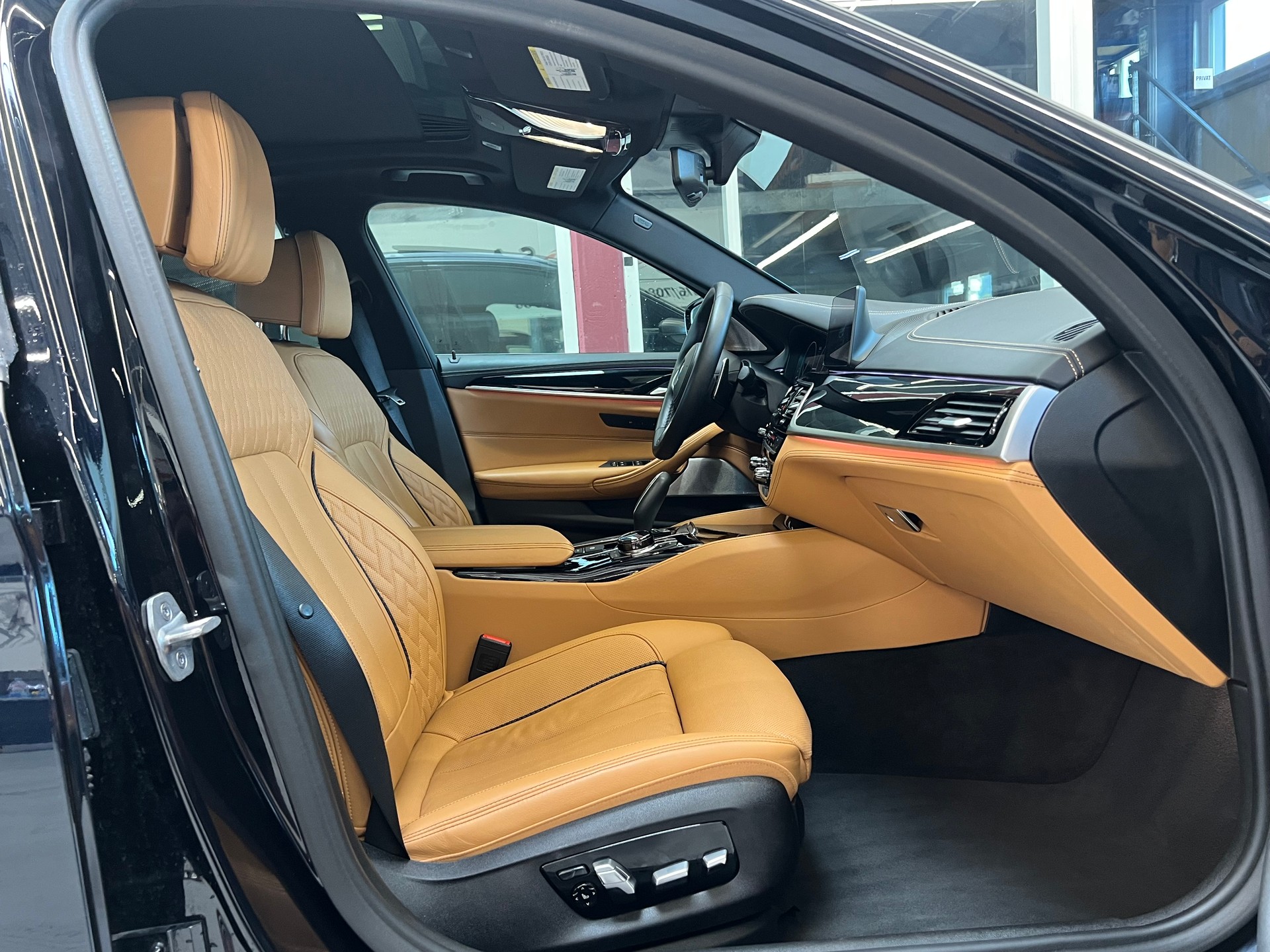 BMW M550i xDrive Steptronic-image-12