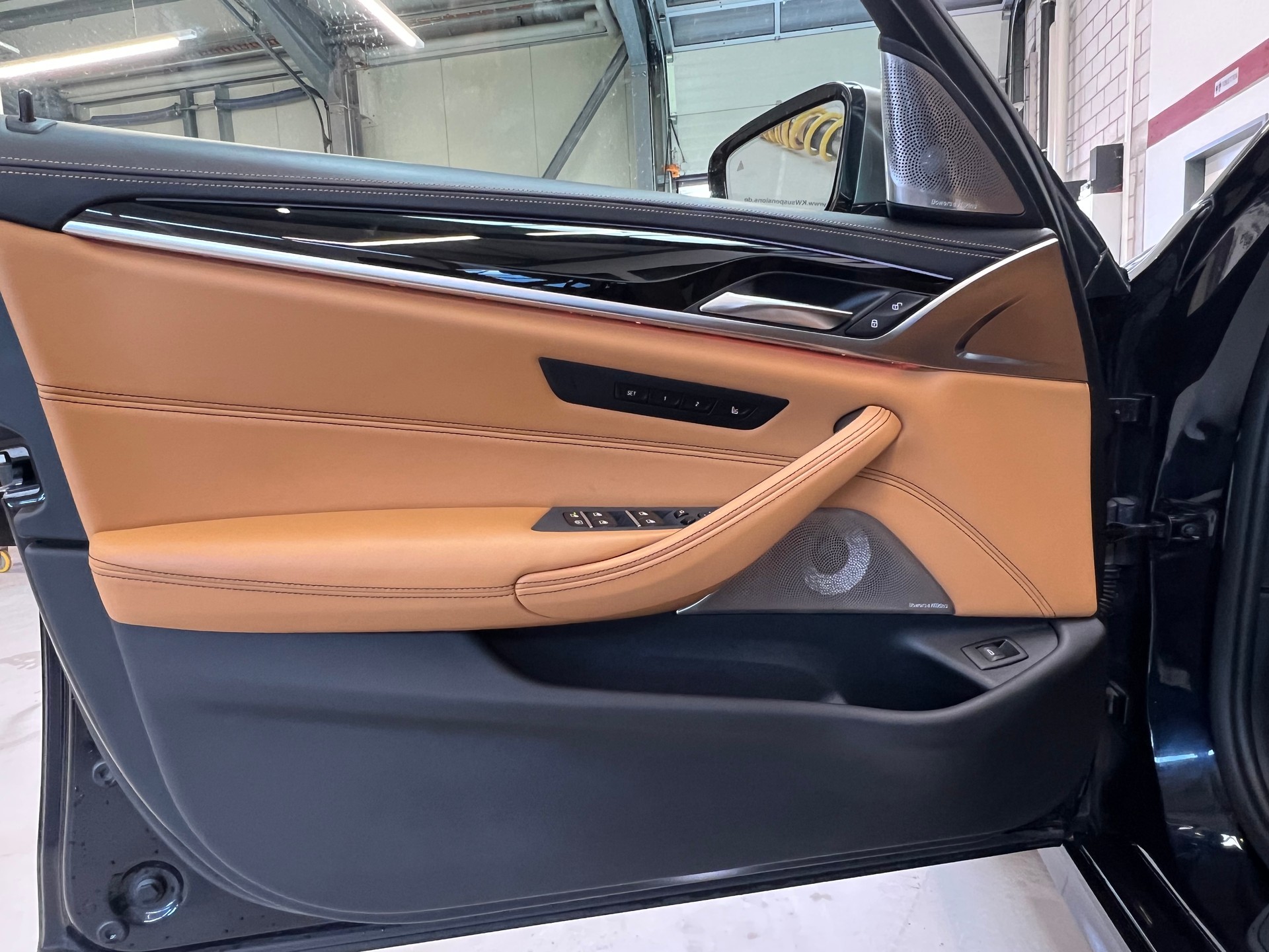 BMW M550i xDrive Steptronic-image-14