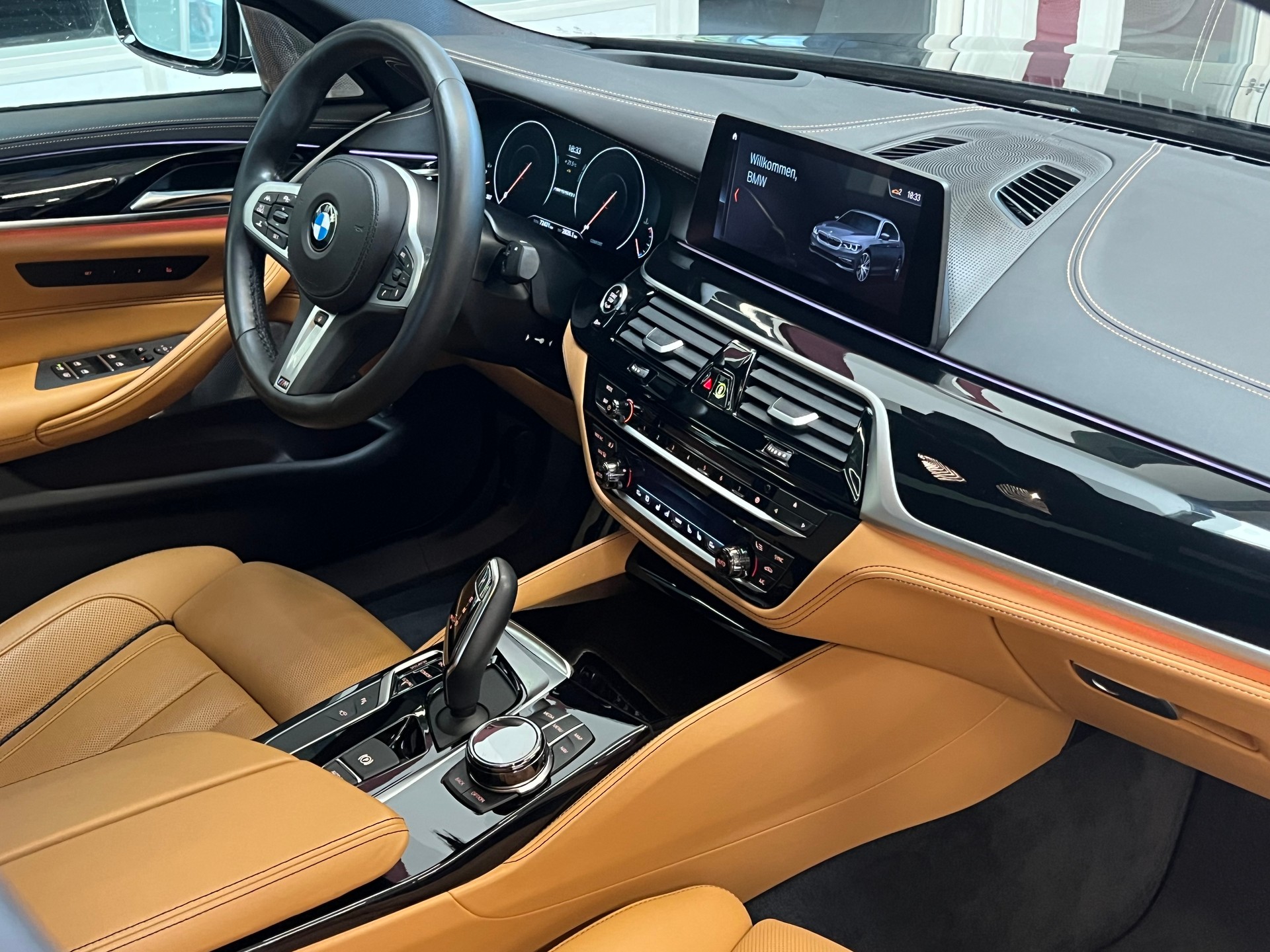 BMW M550i xDrive Steptronic-image-11