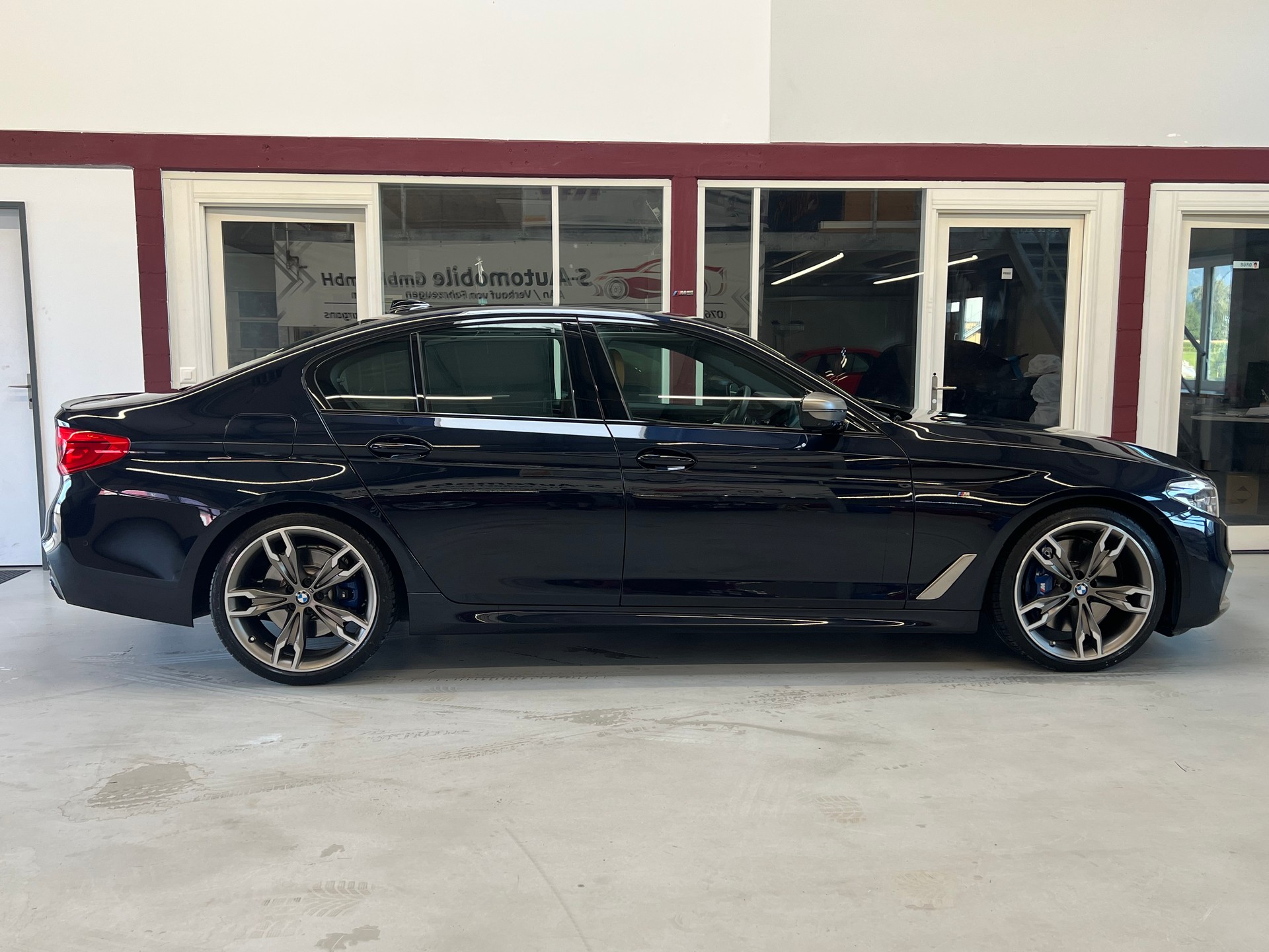 BMW M550i xDrive Steptronic-image-8
