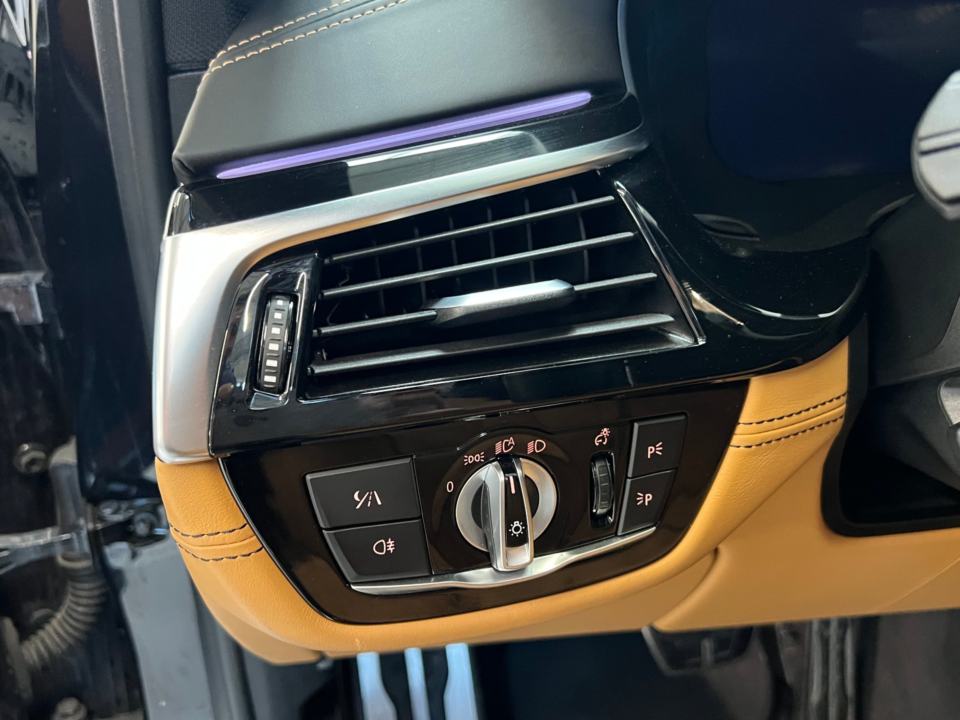 BMW M550i xDrive Steptronic-image-13