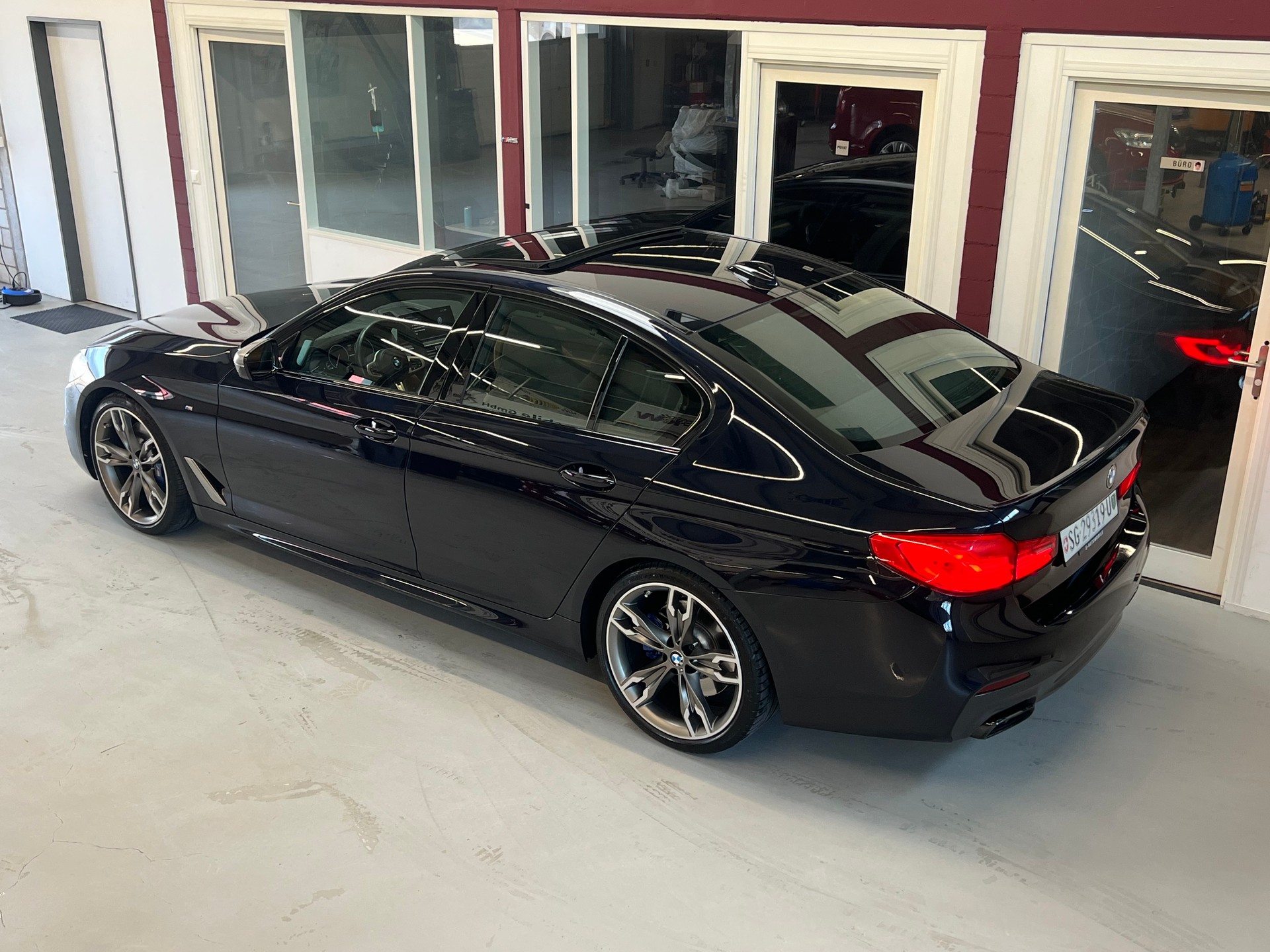 BMW M550i xDrive Steptronic-image-4