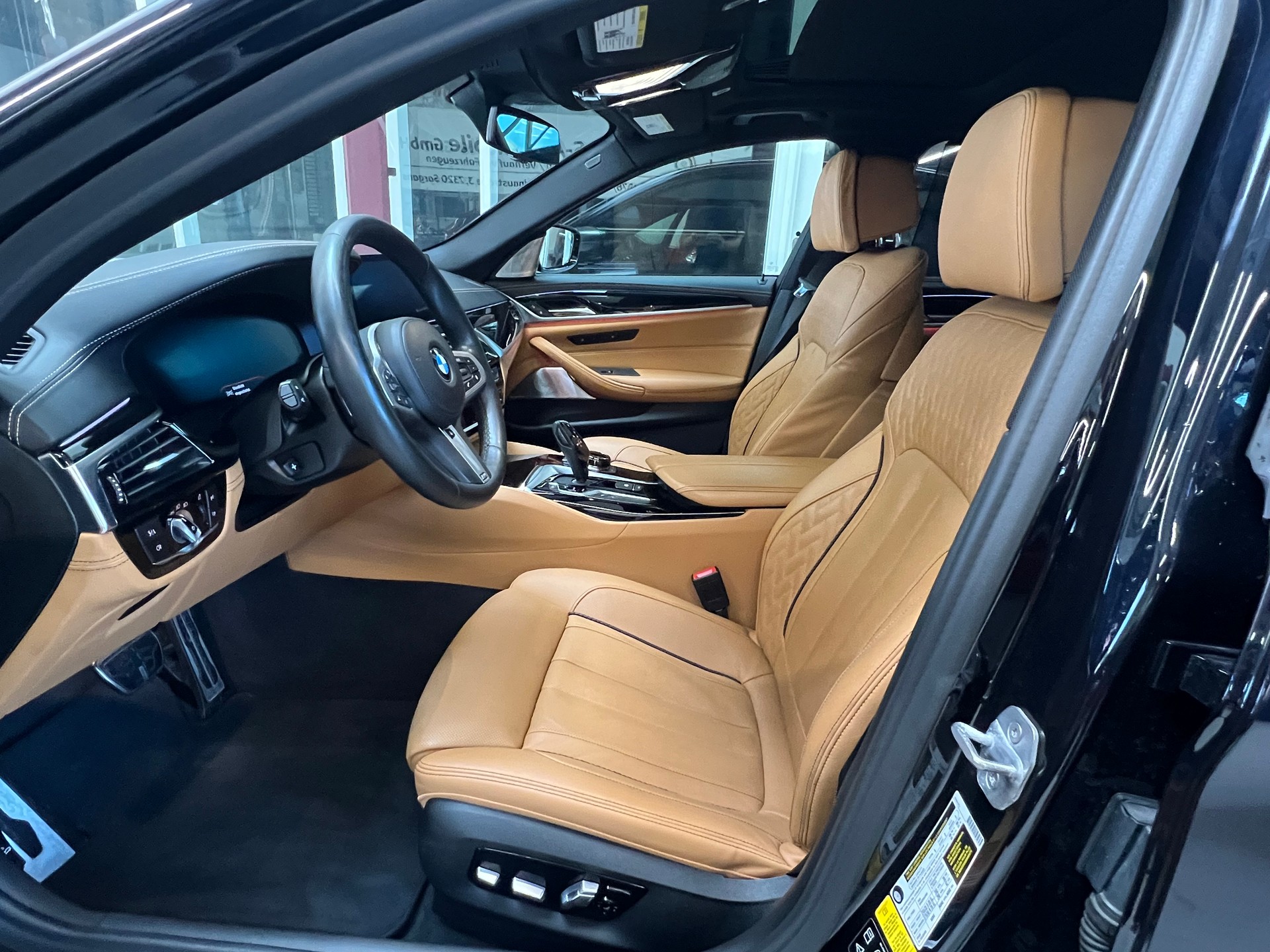 BMW M550i xDrive Steptronic-image-10