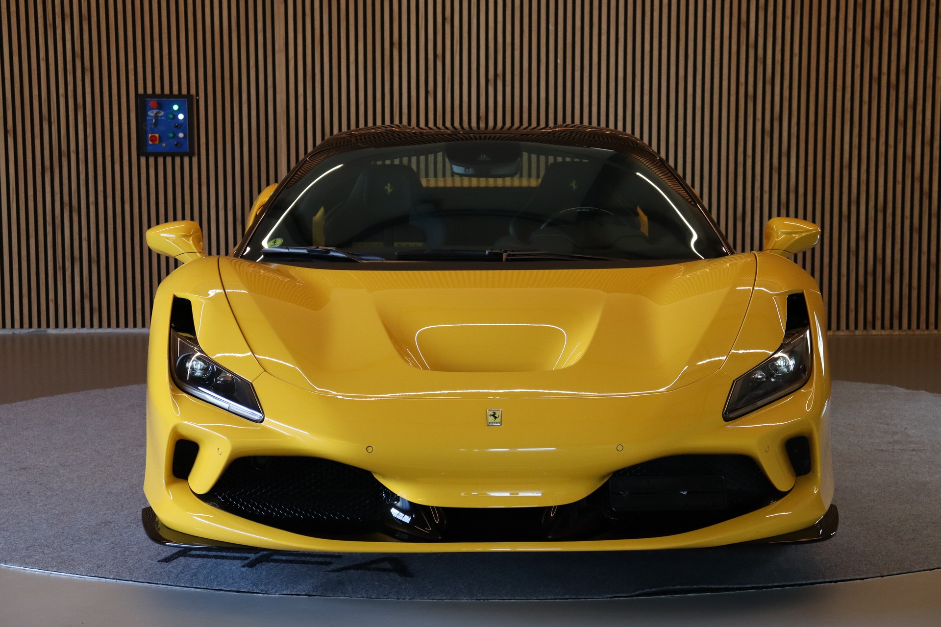 FERRARI F8 Spider-showroom-element-2