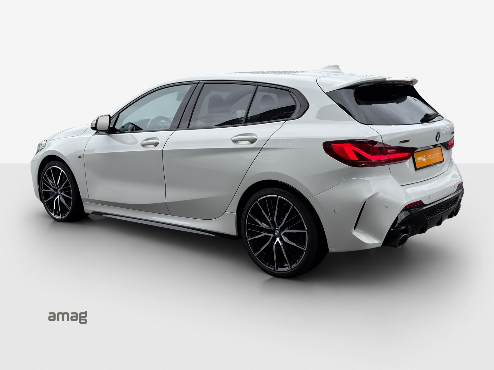 BMW M135i xDrive Steptronic-showroom-element-2